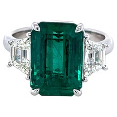 Ring aus Platin mit 5,77 Karat Smaragd im Smaragdschliff und Diamanten