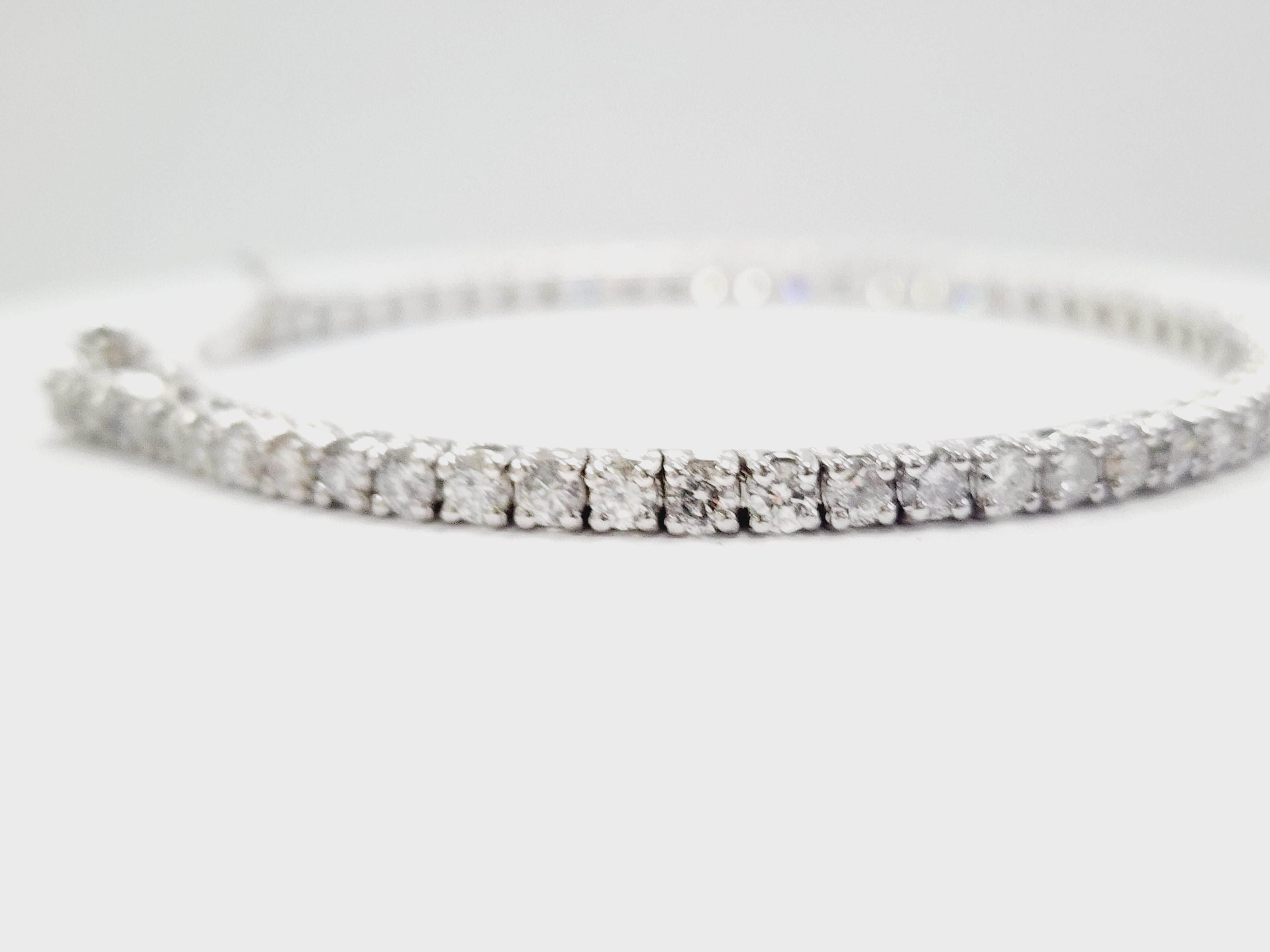 Contemporary 5.77 Carat Natural Diamond Tennis Bracelet 14 Karat White Gold For Sale