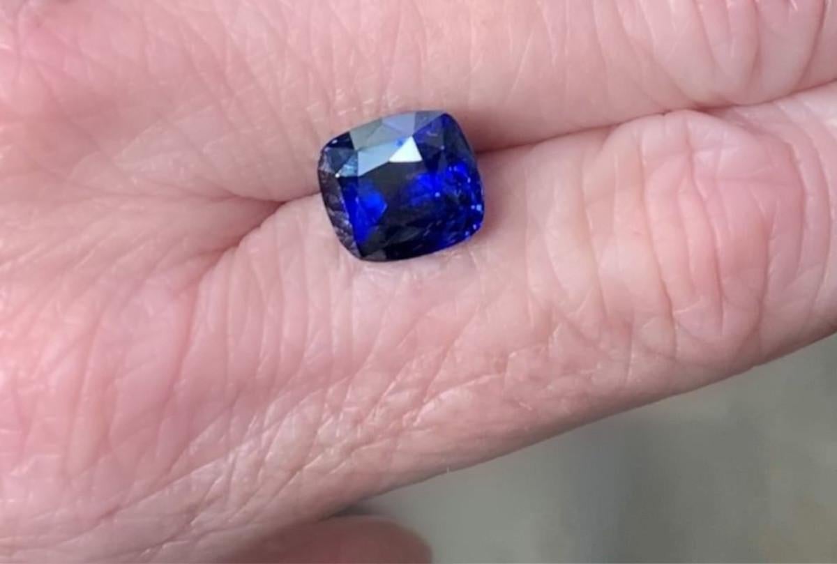 5.77 Carat Royal Blue Sapphire Cushion, Unset Loose Gemstone, GIA Certified For Sale 4
