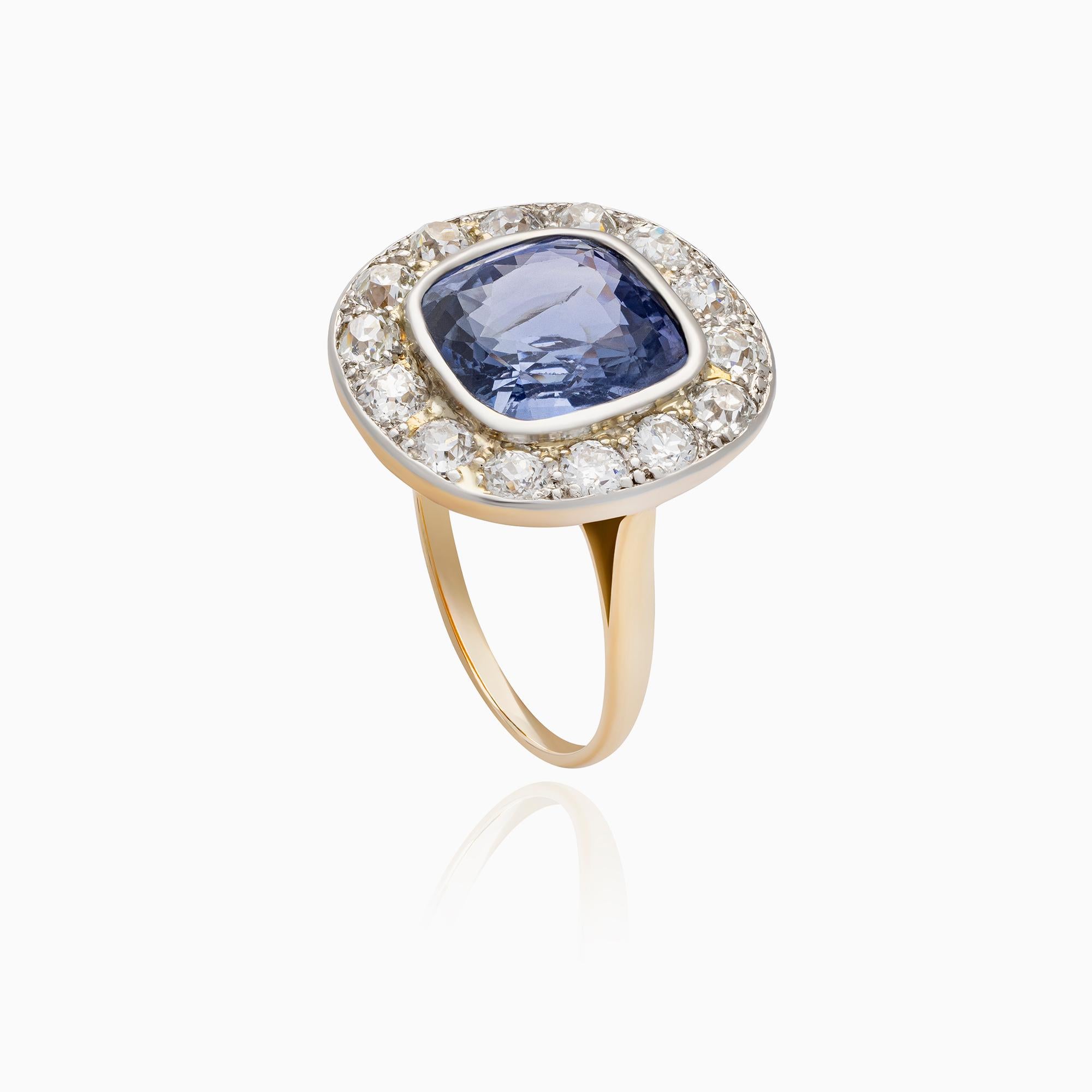 Taille coussin Bague halo en or jaune 14K avec saphir de 5,77 carats et diamant de 1,33 carat en vente