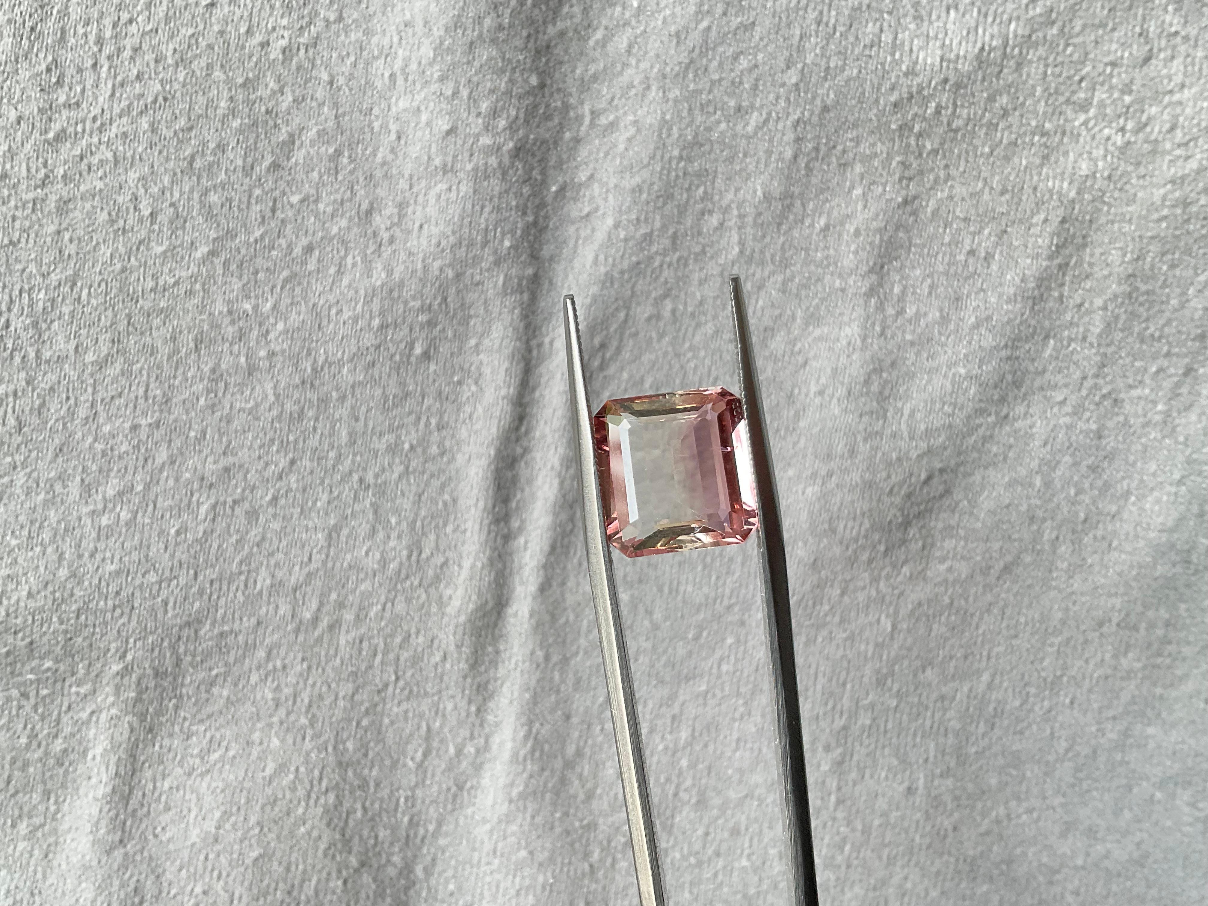 5.77 carats Bi Color Tourmaline octogonale pierre taillée à facettes Top Quality Natural gem Unisexe en vente
