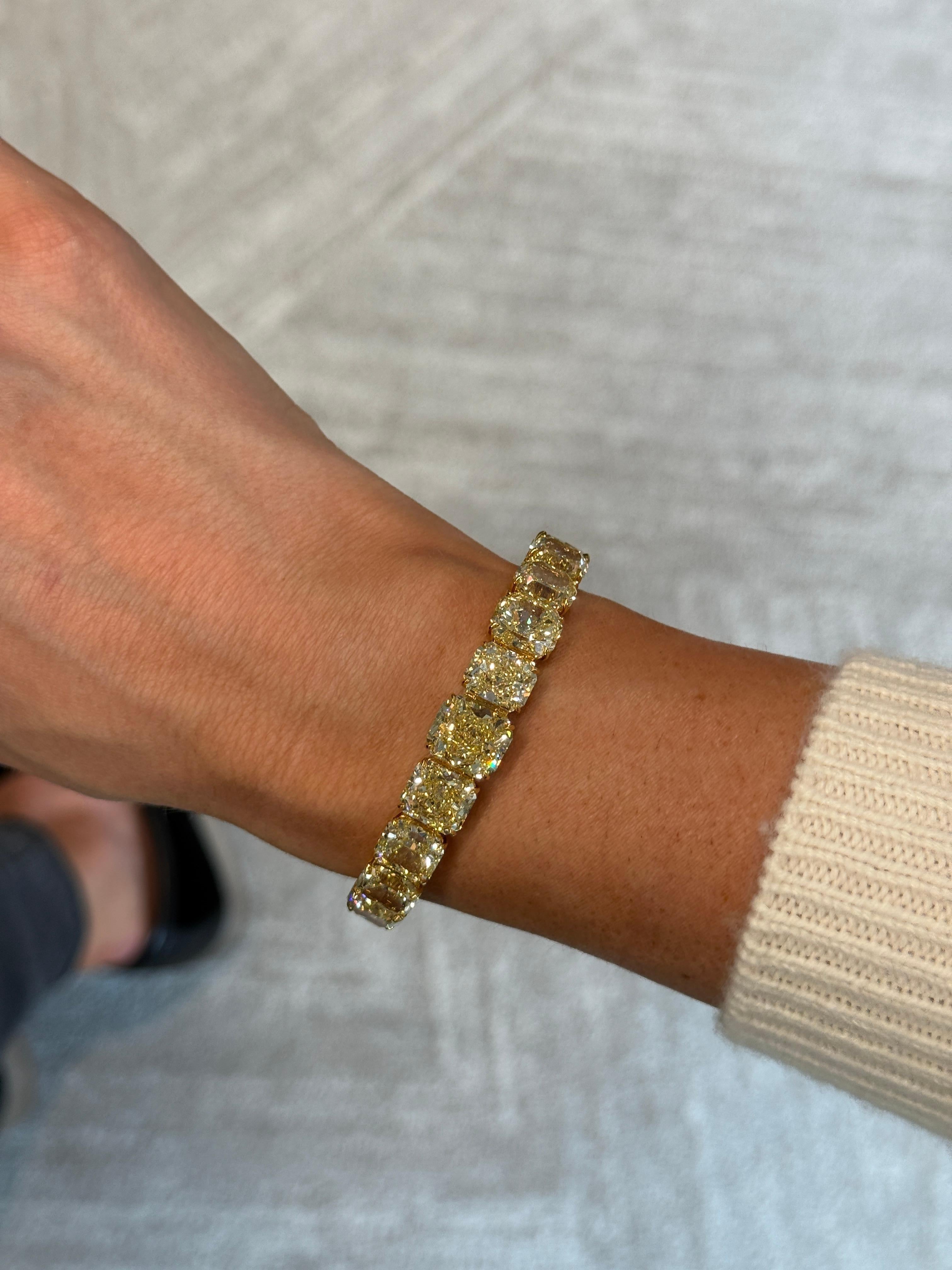 Una extraordinaria pulsera de tenis de 7 pulgadas que exhibe un diamante Amarillo Fancy talla cojín de 5,00 quilates en su centro, que se gradúa en una línea continua de diamantes Amarillo Fancy VS+ a juego, con un total de 57,79 quilates. Cada