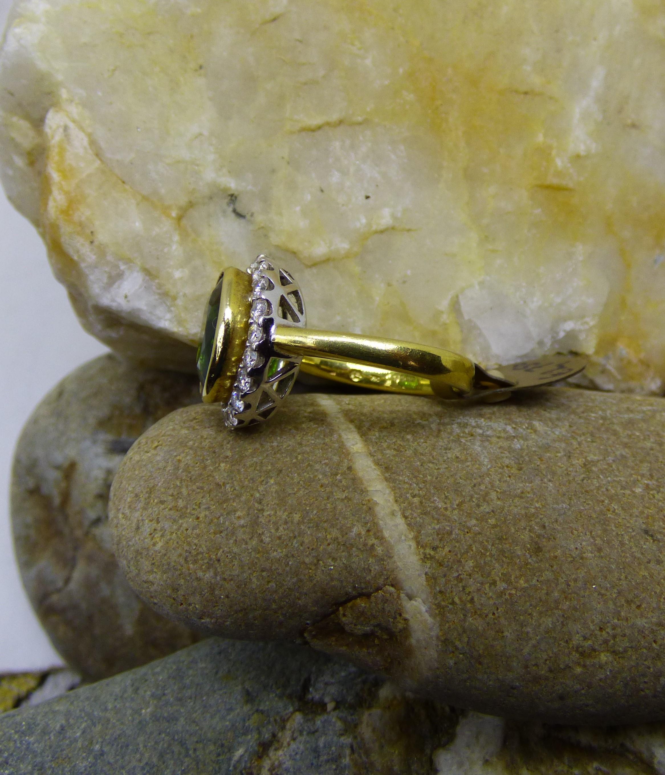 5,77 Karat ovaler grüner Turmalin und Diamant-Cluster-Ring aus 18 Karat Gold. (Ovalschliff) im Angebot