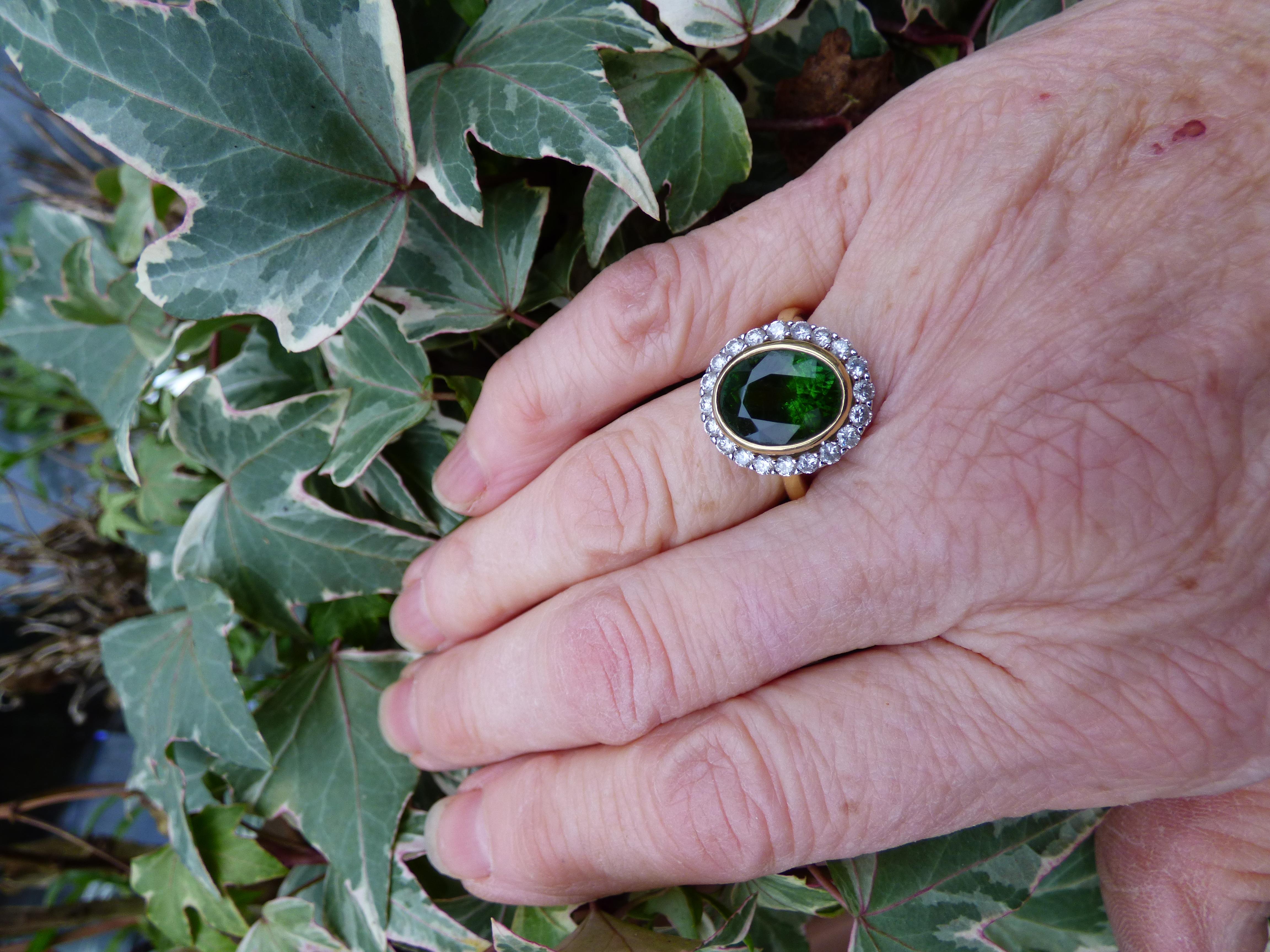 5,77 Karat ovaler grüner Turmalin und Diamant-Cluster-Ring aus 18 Karat Gold. Damen im Angebot