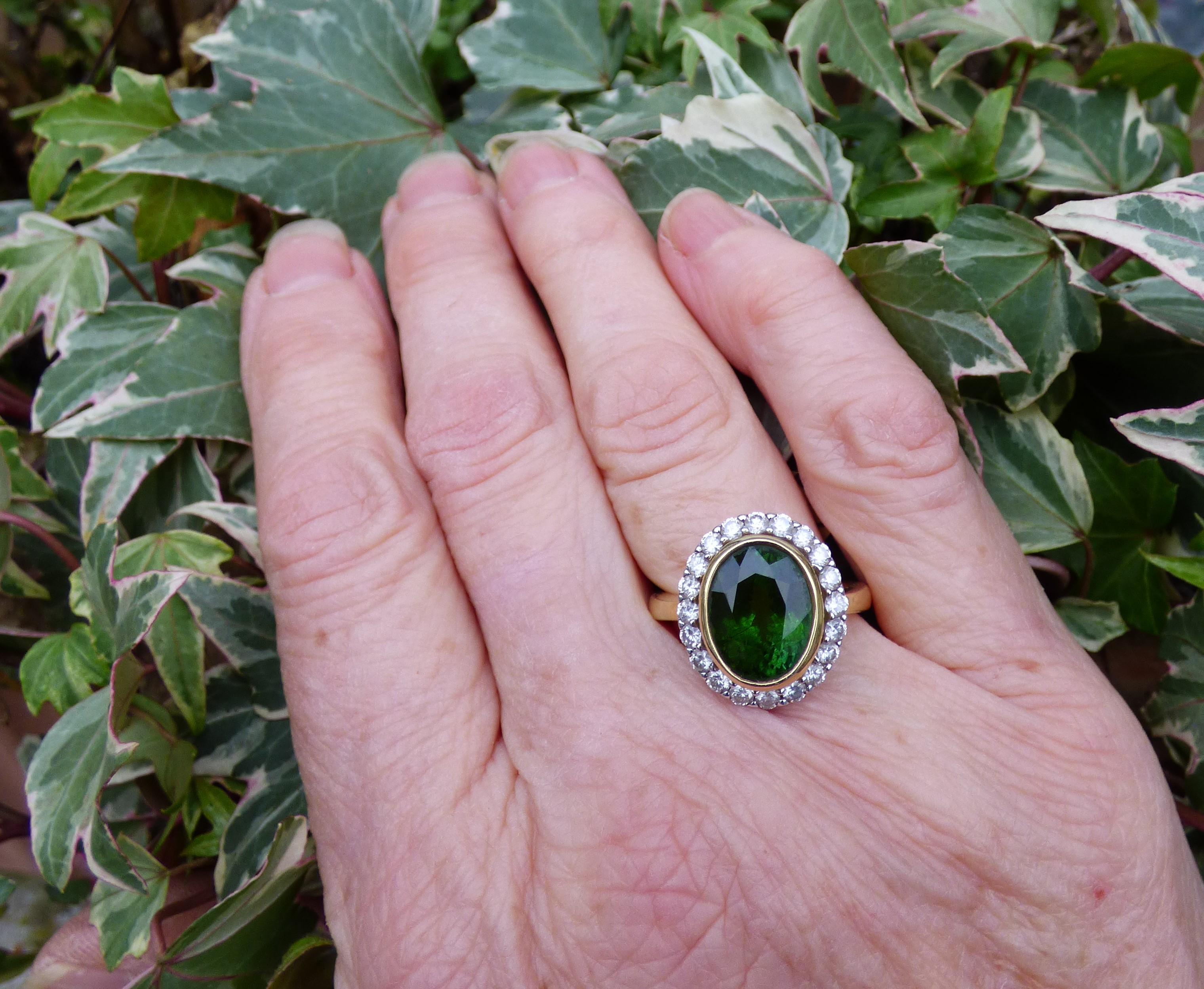 5,77 Karat ovaler grüner Turmalin und Diamant-Cluster-Ring aus 18 Karat Gold. im Angebot 1
