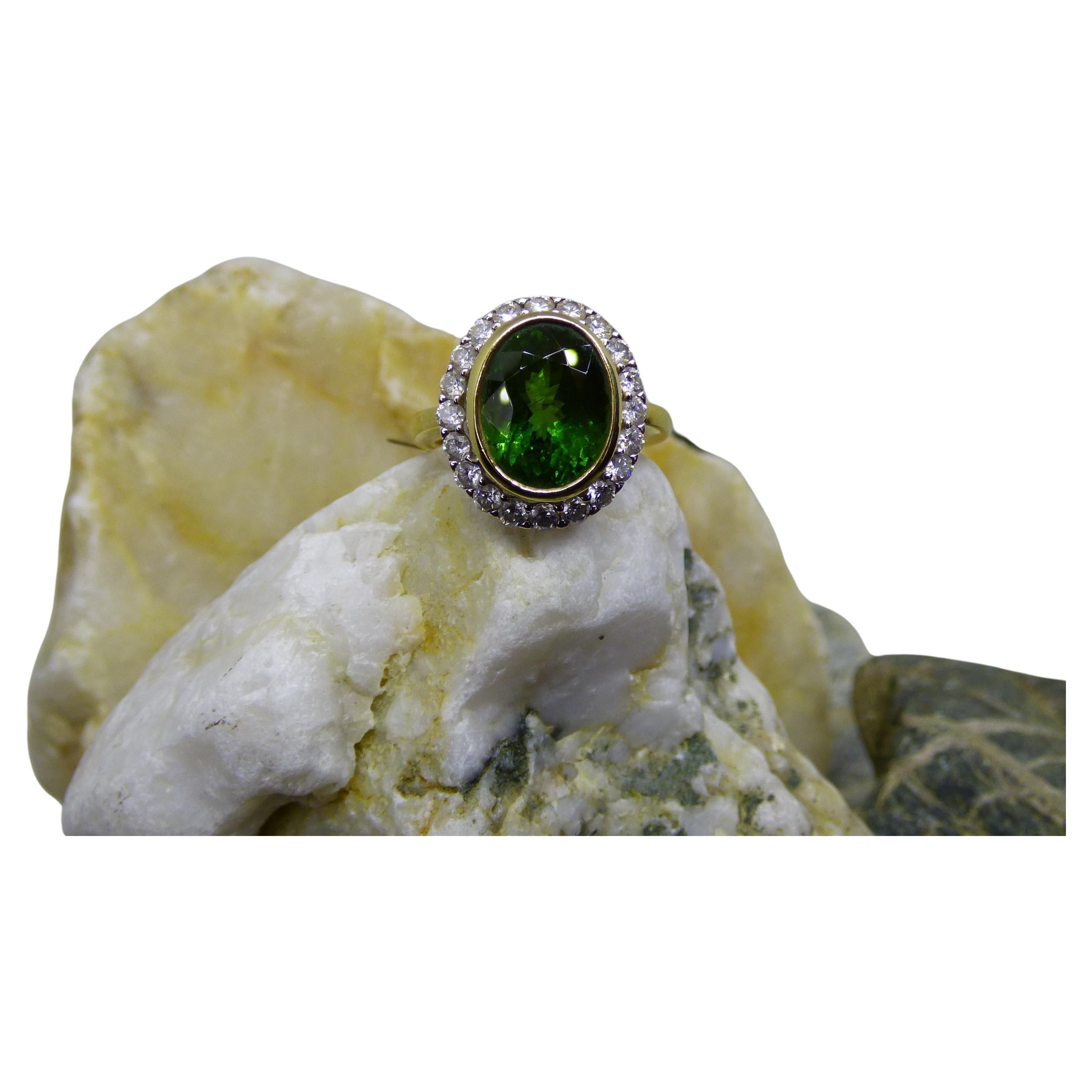 5,77 Karat ovaler grüner Turmalin und Diamant-Cluster-Ring aus 18 Karat Gold. im Angebot