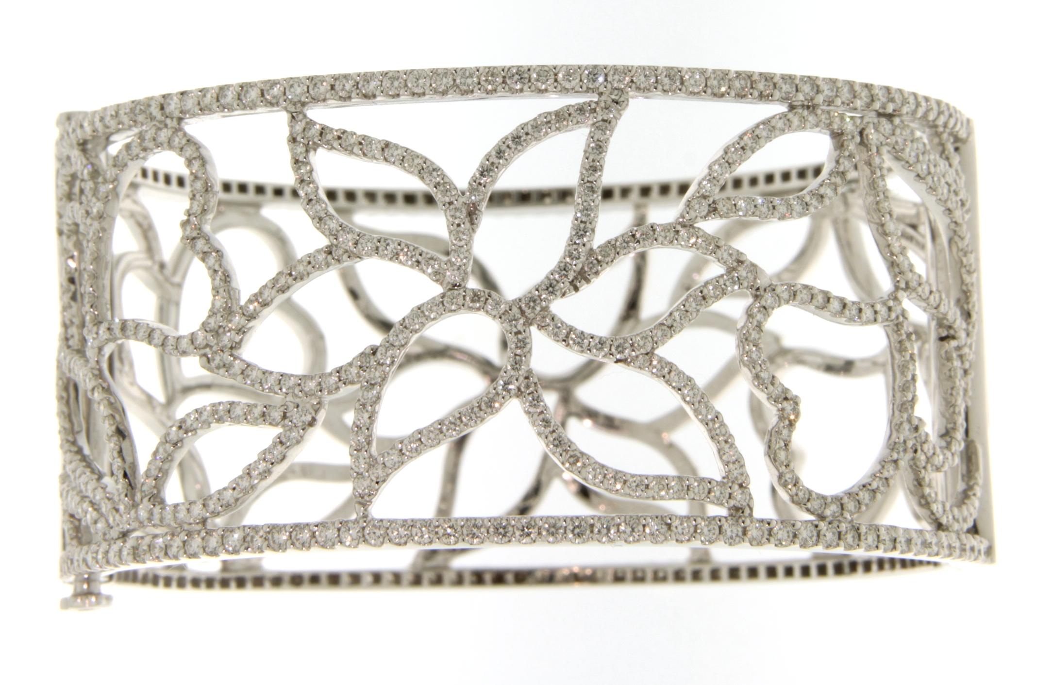 Schönes Armband aus 18 kt. Weißgold, besetzt mit Diamanten im Brillantschliff. Dieses Armband wurde von der Natur inspiriert. Jeder Diamant an seinem Platz repräsentiert gemeinsam die Blumen und die Liebe zur Natur. 
Es ist ein sehr schönes Armband