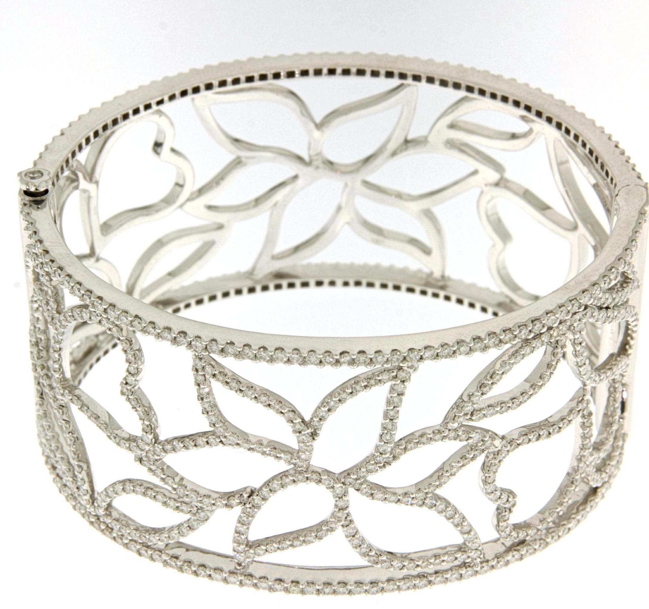 Contemporary 18kt White Gold Cuff Bracelet with 5.78ct Diamonds, 2 Sided Wearable For Sale