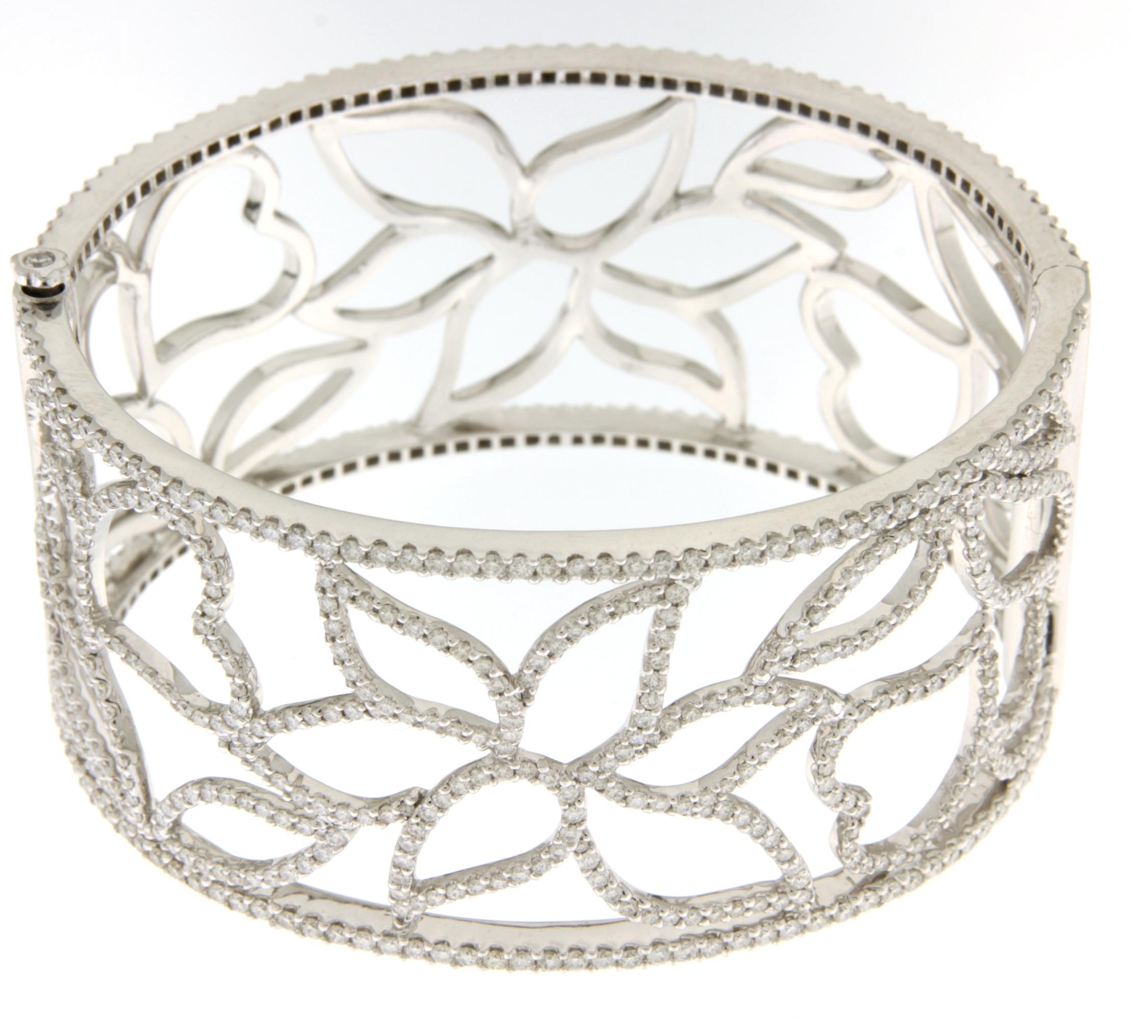 Brilliant Cut 18kt White Gold Cuff Bracelet with 5.78ct Diamonds, 2 Sided Wearable For Sale