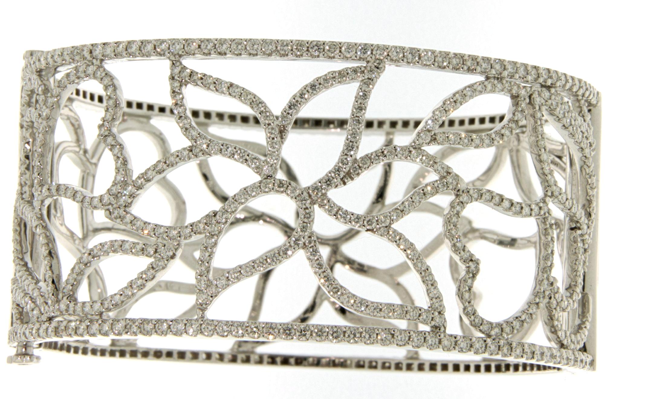 Women's 18kt White Gold Cuff Bracelet with 5.78ct Diamonds, 2 Sided Wearable For Sale