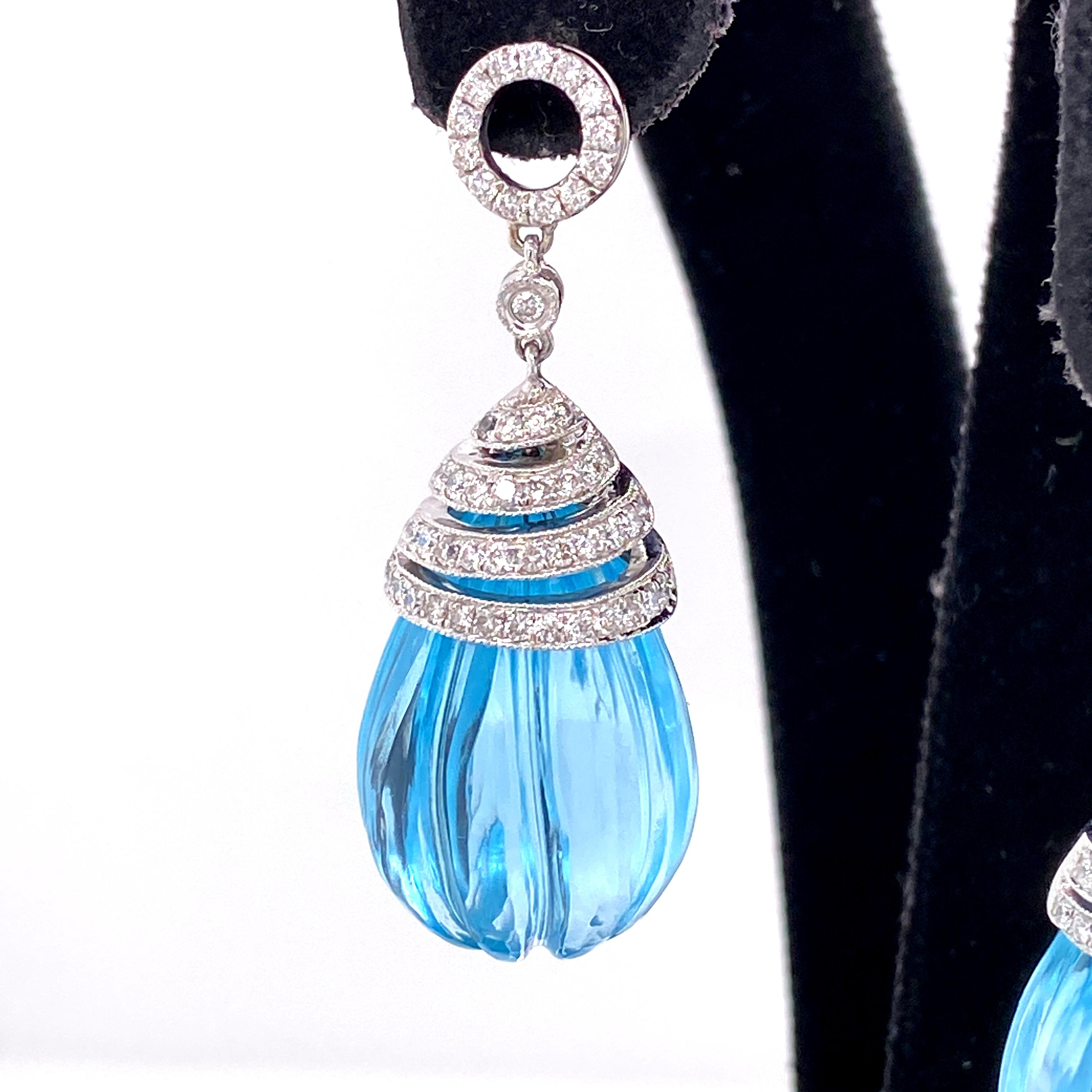 57,82 Karat geschnitzte Blautopas-Tropfen und weiße Diamant-Ohrringe aus Gold (Zeitgenössisch) im Angebot