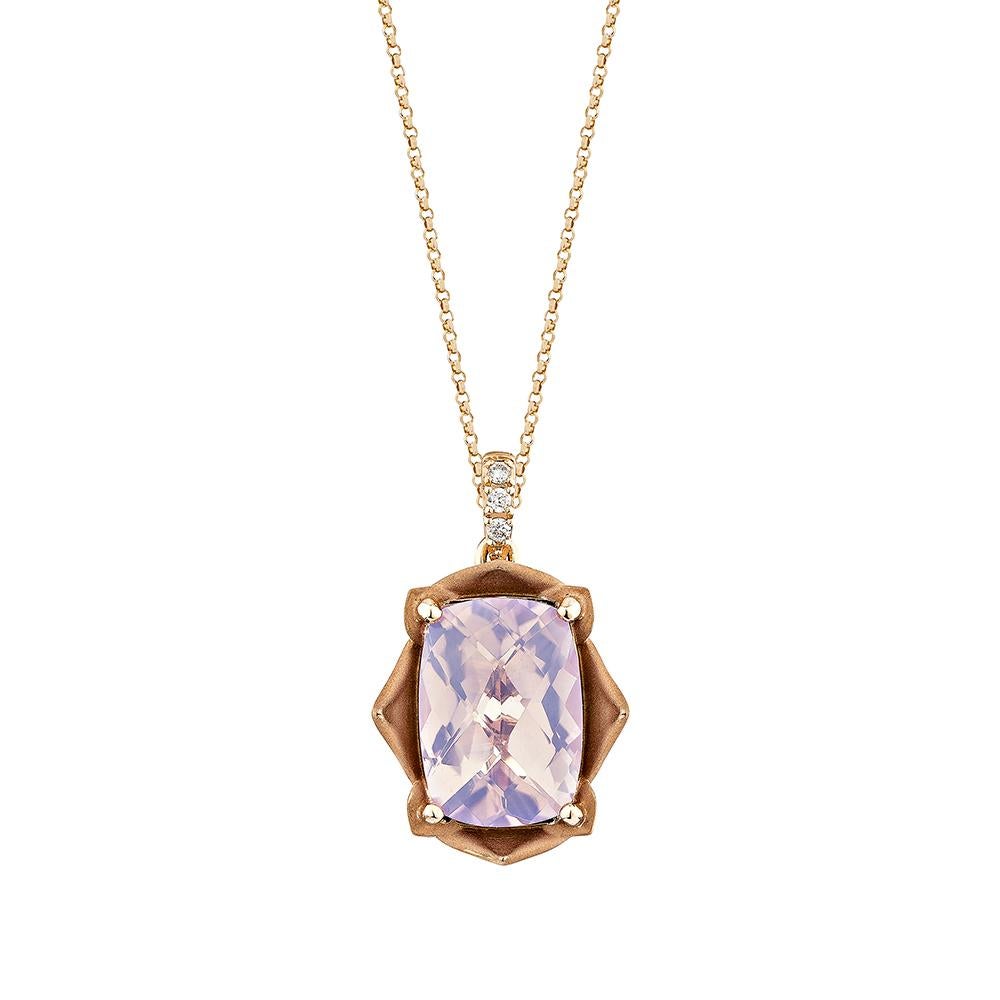 Dieser Fancy Lavendelquarz-Anhänger ist kissenförmig mit Chackerboard-Schliff. Der mit Diamanten besetzte Anhänger ist aus Roségold gefertigt und hat einen schönen und eleganten Look.

Lavendelquarz-Anhänger aus 18 Karat Roségold mit weißem
