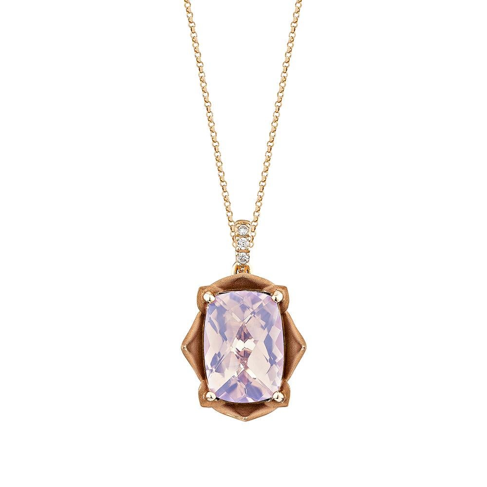 Ce pendentif fantaisie en quartz lavande a la forme d'un coussin et est taillé en damier. Rehaussé de diamants, ce pendentif est réalisé en or rose et présente un aspect à la fois beau et élégant.

Pendentif en or rose 18 carats avec diamant blanc