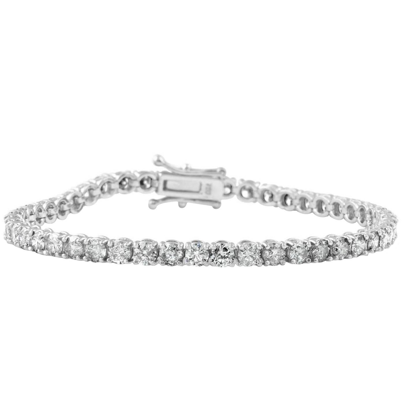 Elevate your jewelry collection with this stunning 14 karat white gold tennis bracelet featuring exceptional natural diamonds. A timeless and elegant piece, perfect for daily wear or special occasions. This bracelet showcases superior craftsmanship,