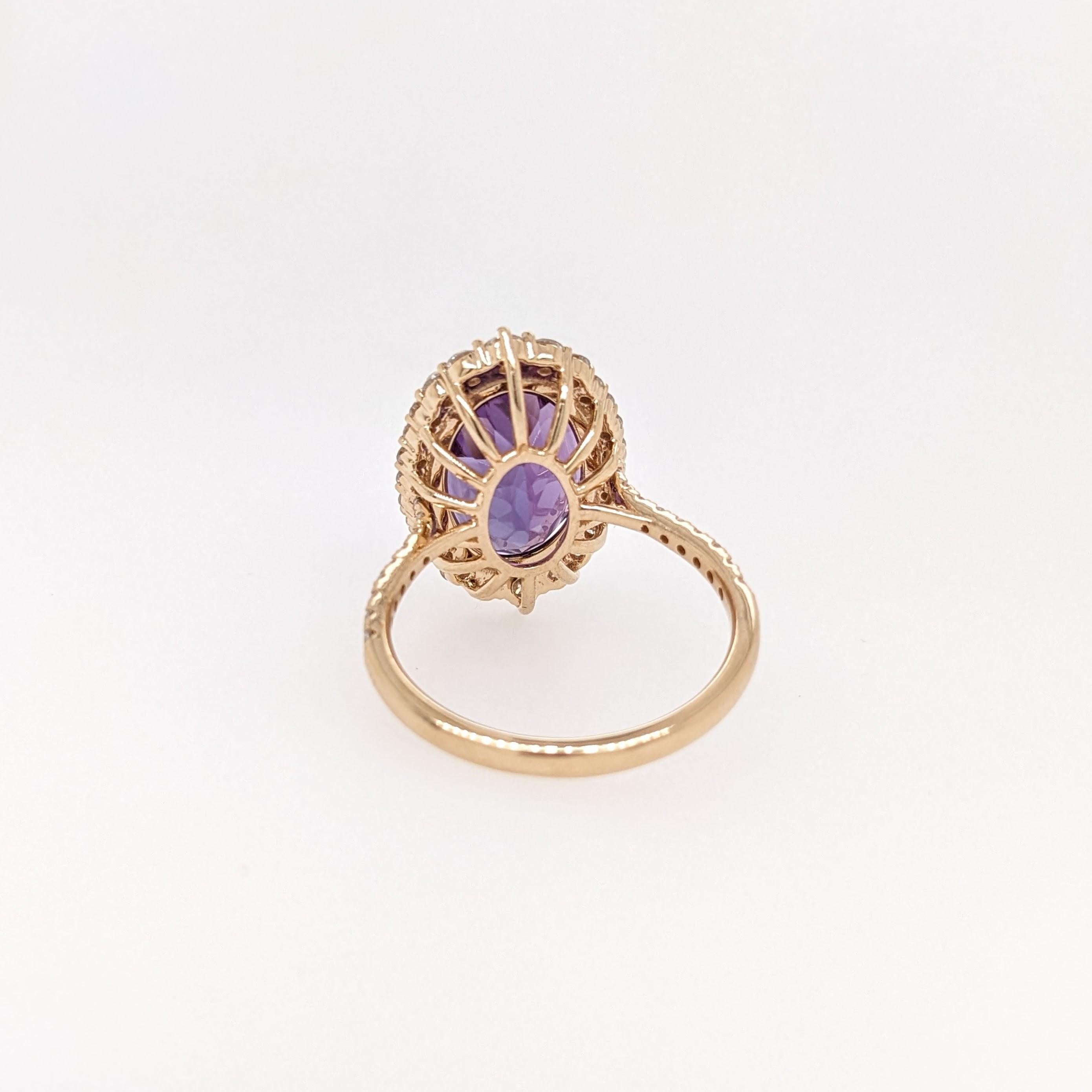 Cette bague est ornée d'une améthyste ovale de 5,77 carats et de diamants naturels extraits de la terre, le tout serti dans de l'or massif 14K. Cette bague peut être un beau cadeau de pierre de naissance de février pour vos proches !