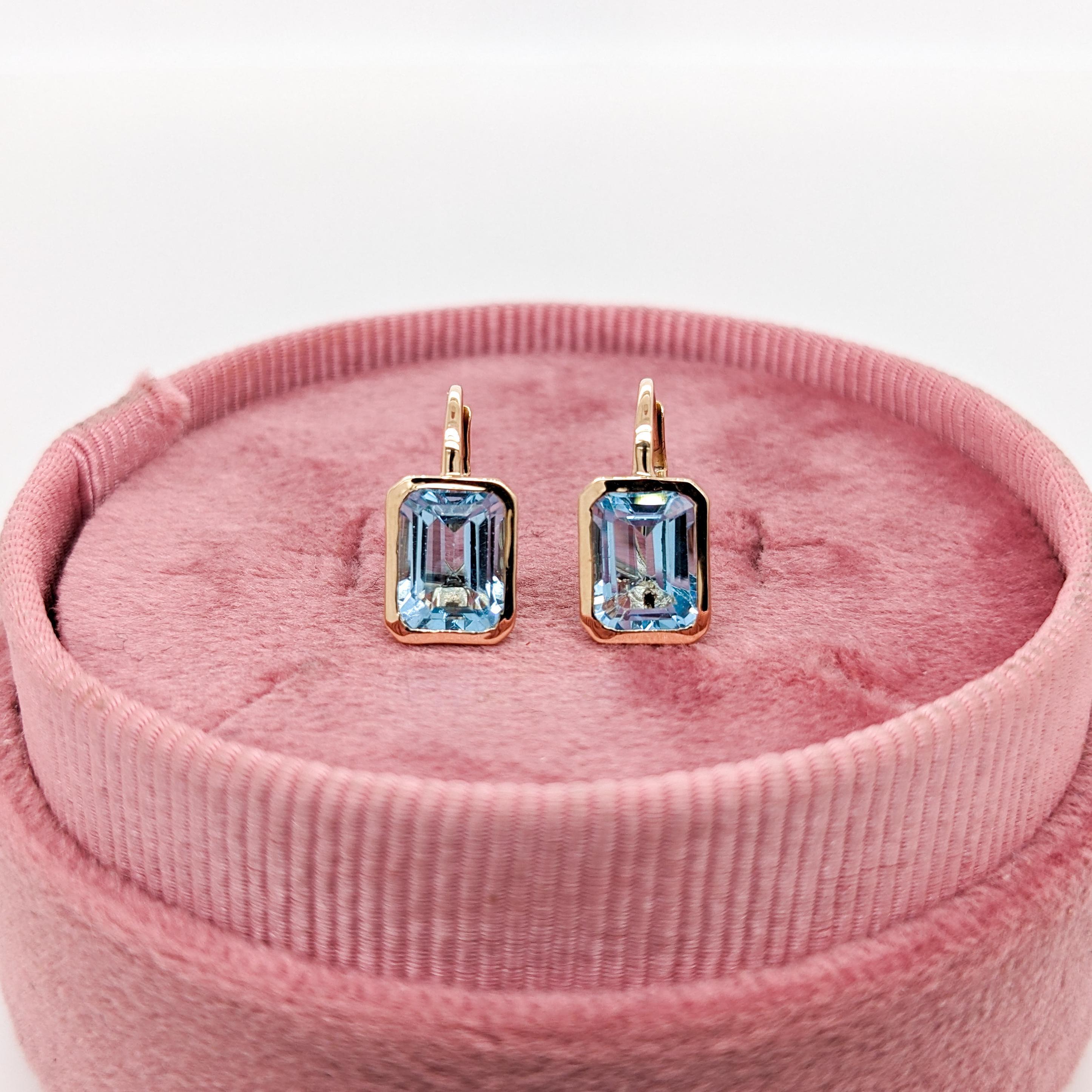 5,7cts Brasilianischer Himmelblauer Topas Ohrringe: Massiv 14k Gelbgold, Smaragd 9x7mm (Smaragdschliff) im Angebot