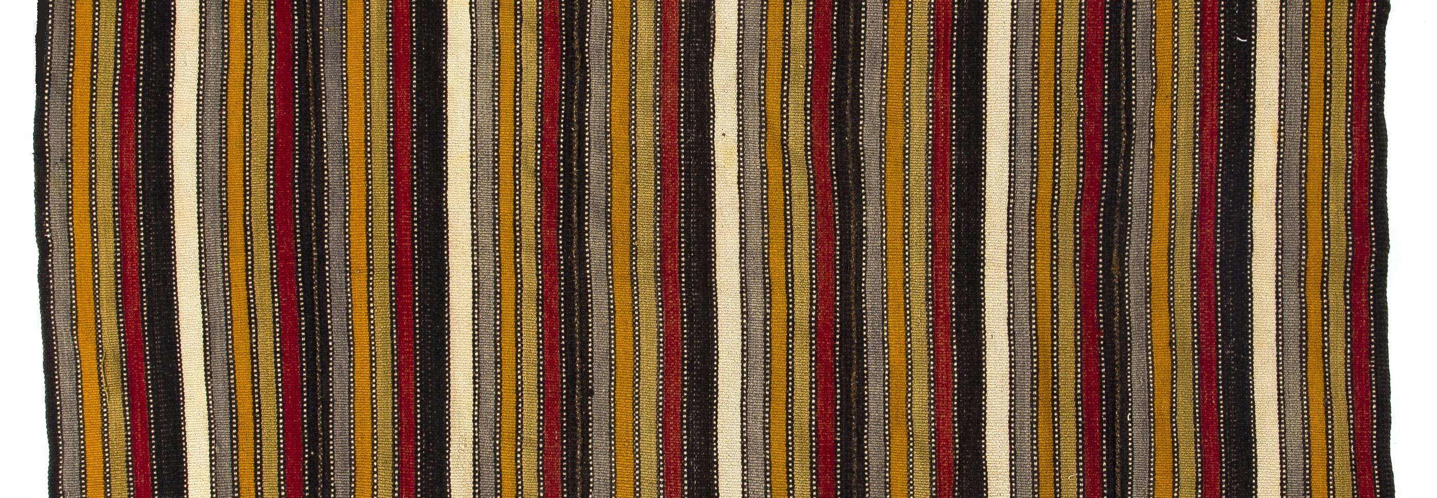 Turc Tapis Kilim vintage rayé tissé à la main de 5,7 x 5,9 pieds, revêtement de sol en laine tissé à plat en vente