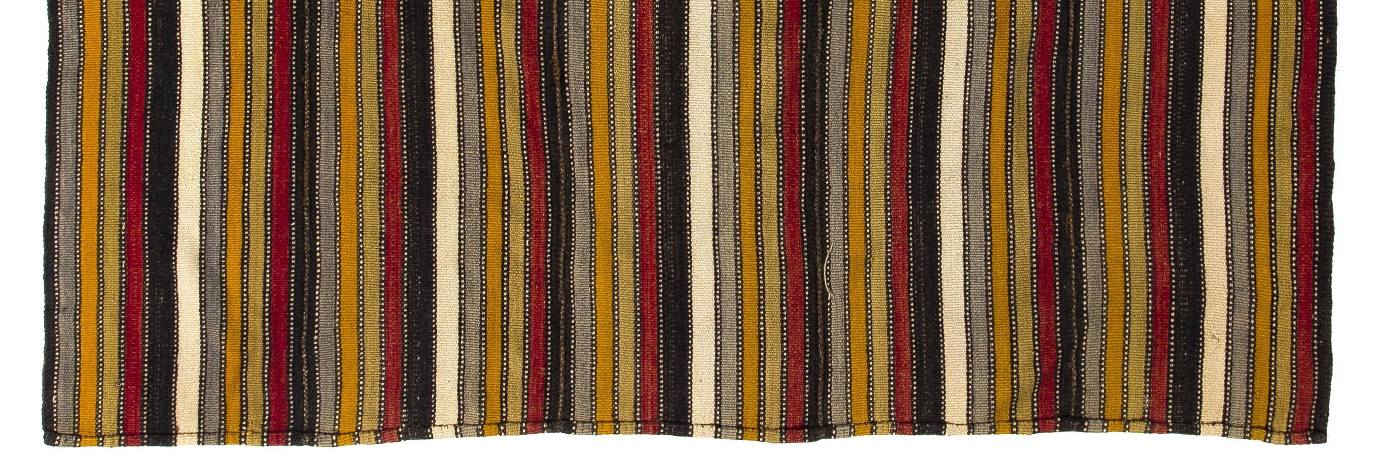 Tissé à la main Tapis Kilim vintage rayé tissé à la main de 5,7 x 5,9 pieds, revêtement de sol en laine tissé à plat en vente