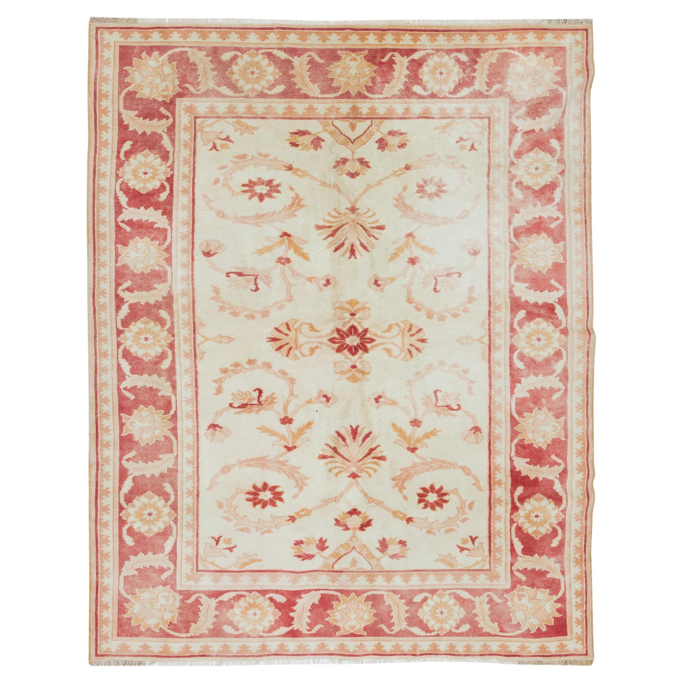 Tapis en laine turc à motifs floraux, fabriqué à la main au milieu du siècle.