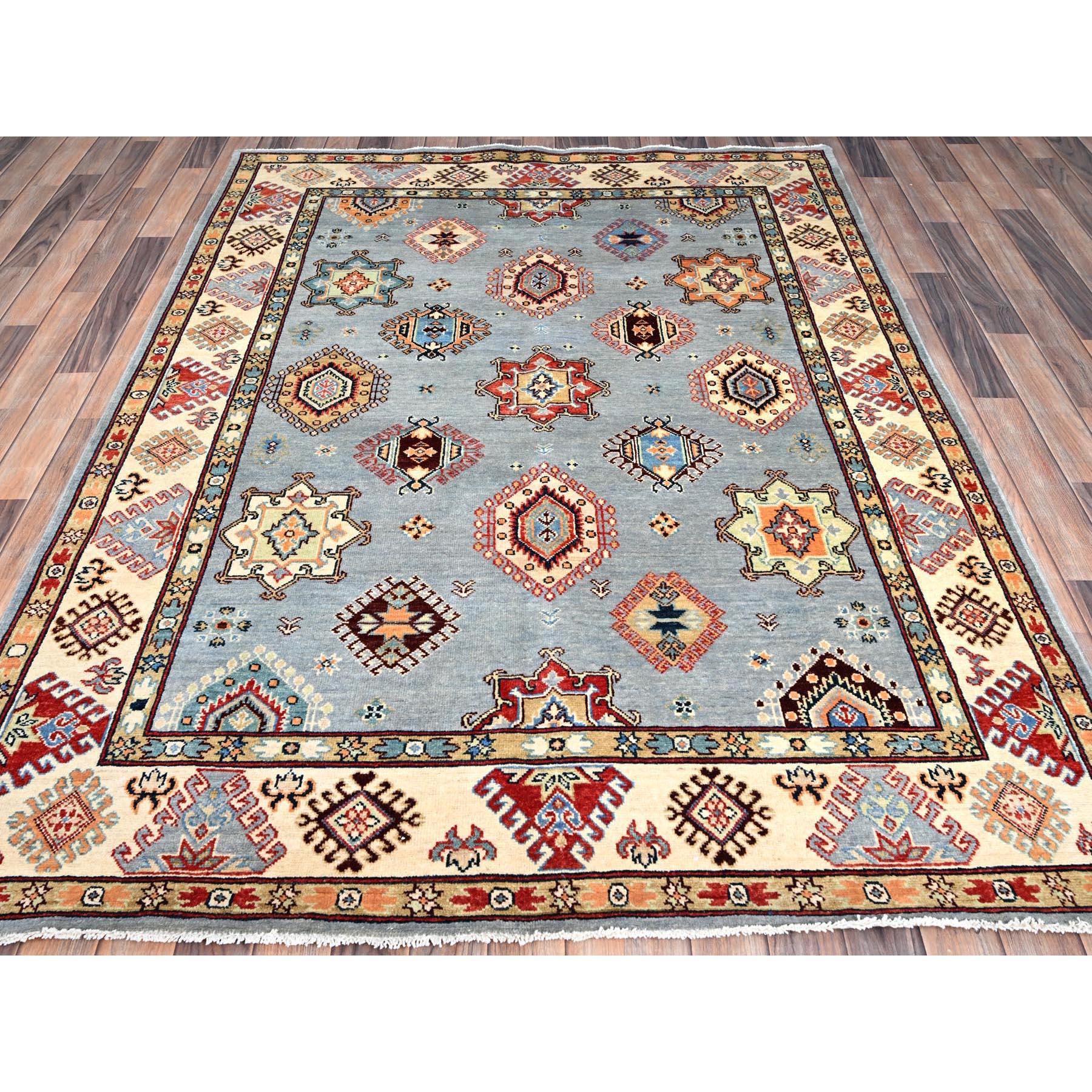 Ésta es una auténtica alfombra oriental kazaka especial, anudada a mano, de pura lana. Ha sido anudada durante meses y meses con técnicas artesanales de tejido centenarias por expertos artesanos.
Materiales primarios: Lana
Látex: Sin pelo 
altura: