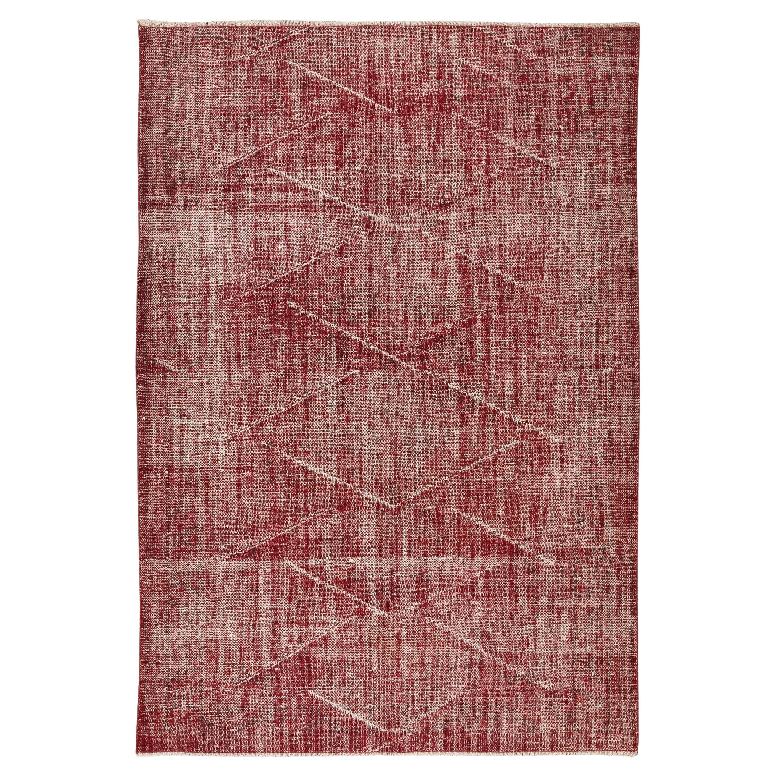 5.7x8 Ft handgefertigter türkischer Teppich im Used-Look aus der Mitte des 20. Jahrhunderts in Rot
