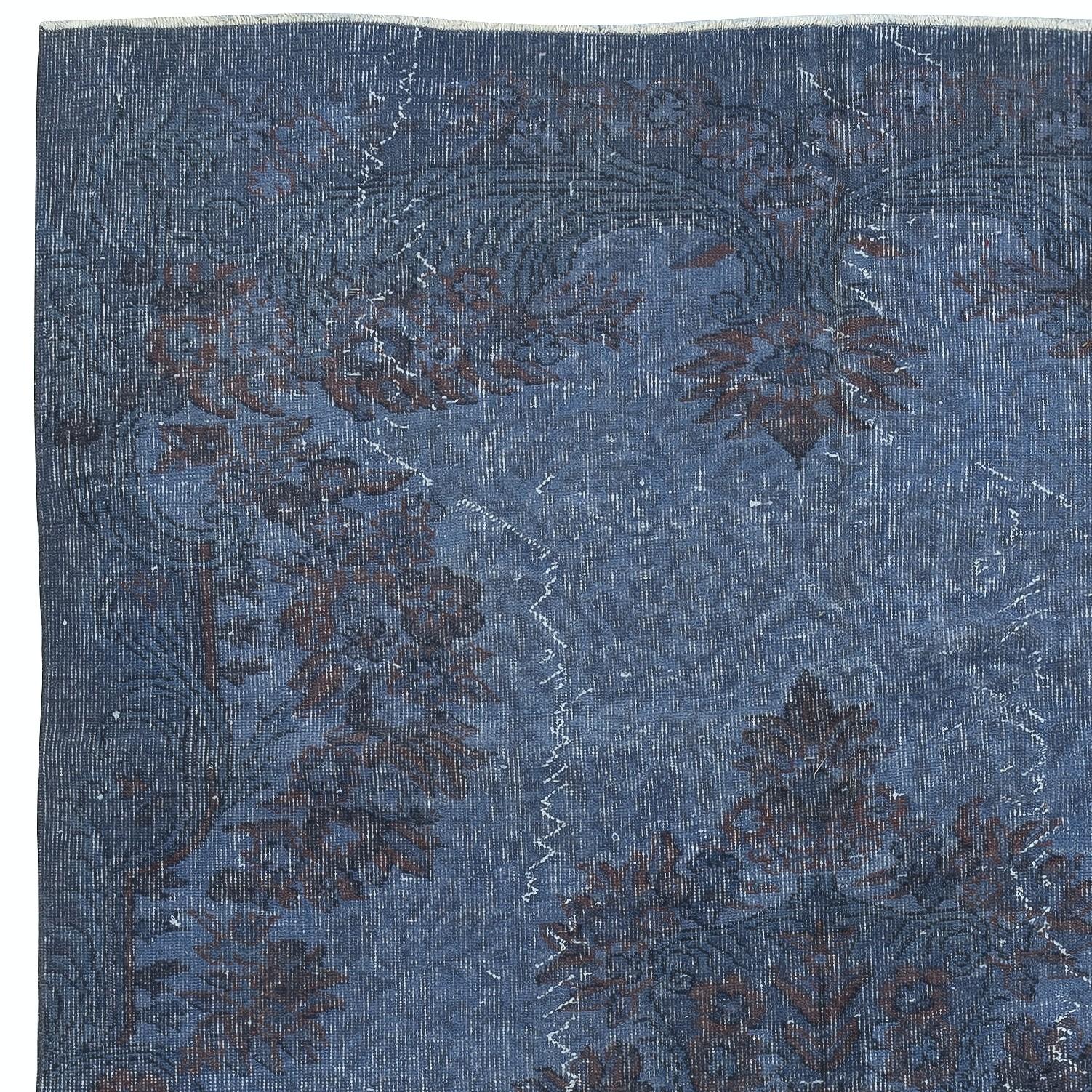 5.7x8 Ft Modern Handmade Turkish Wool Area Rug in Blue. Low Pile Floor Covering In Good Condition For Sale In Spring Valley, NY