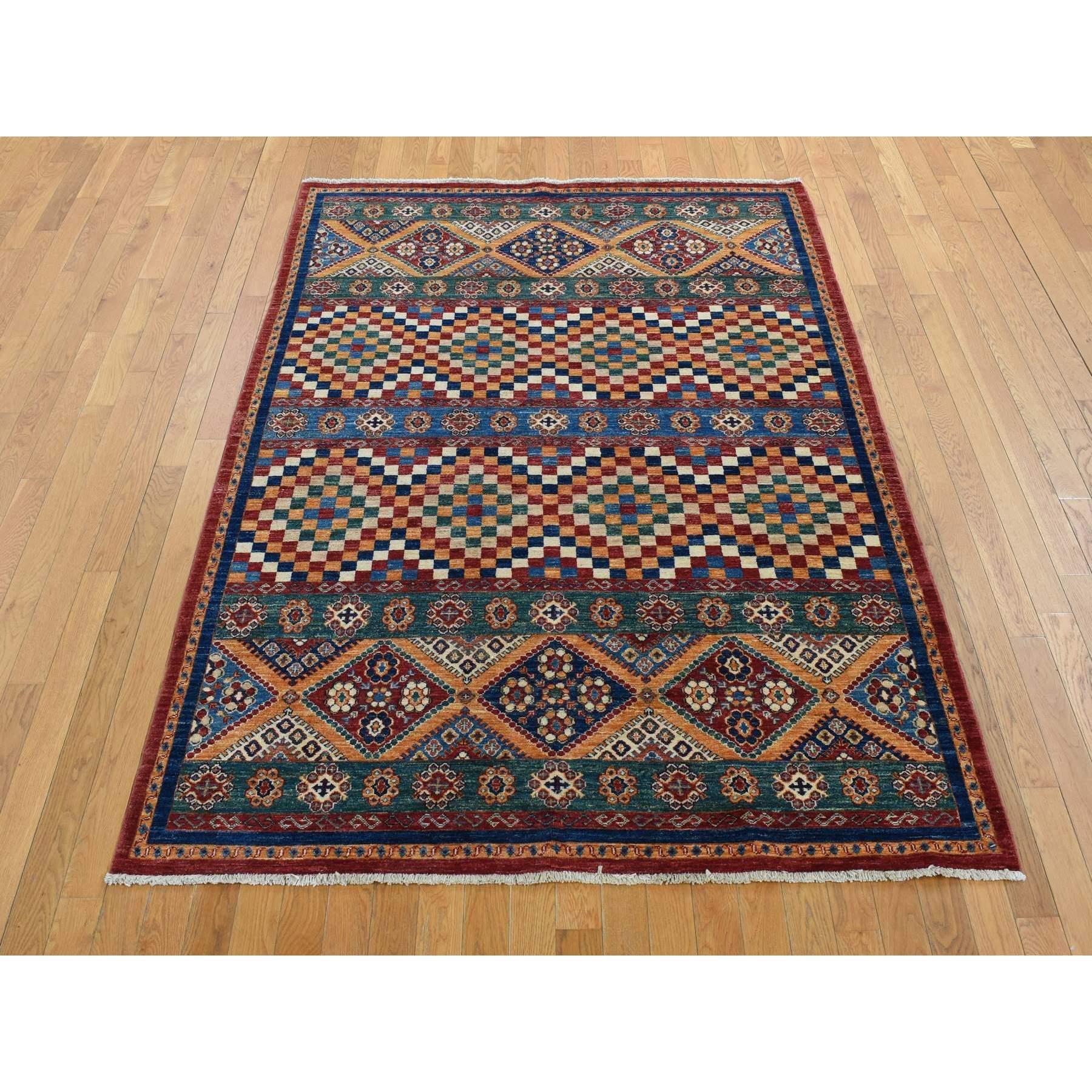Verde Sacramento con Marrón Chocolate, Diseño en damero Super Kazak Khorjin, Anudada a mano, Pura Lana, Alfombra Oriental
Materiales primarios: Lana
Látex: Sin pelo 
altura: 0,25 Pulgadas
Estilo: Tradicional
Color principal: Verde
Colores
