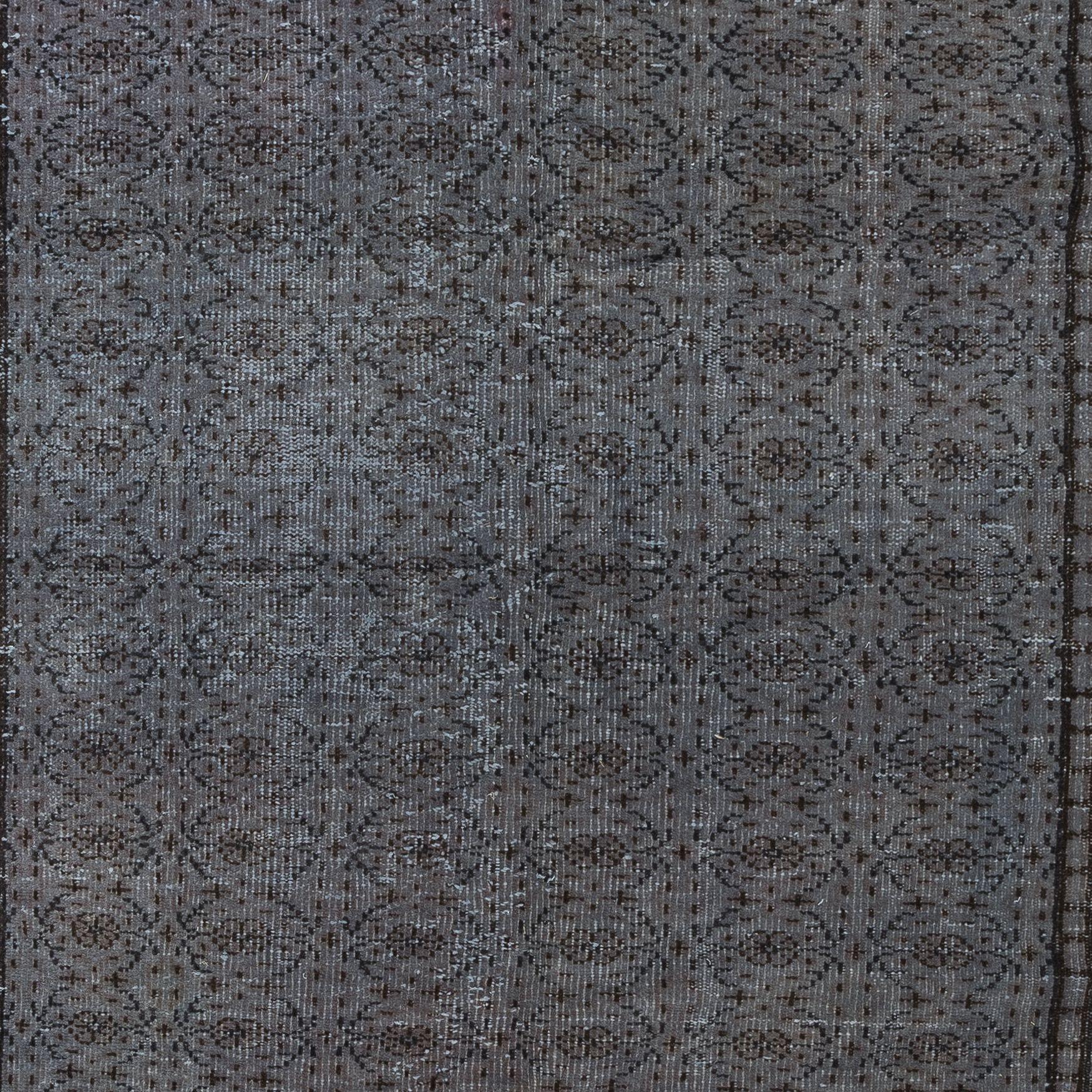 5.7x8.4 Ft Modern Handmade Turkish Gray Indoor-Outdoor Rug with Floral Design In Good Condition For Sale In Philadelphia, PA