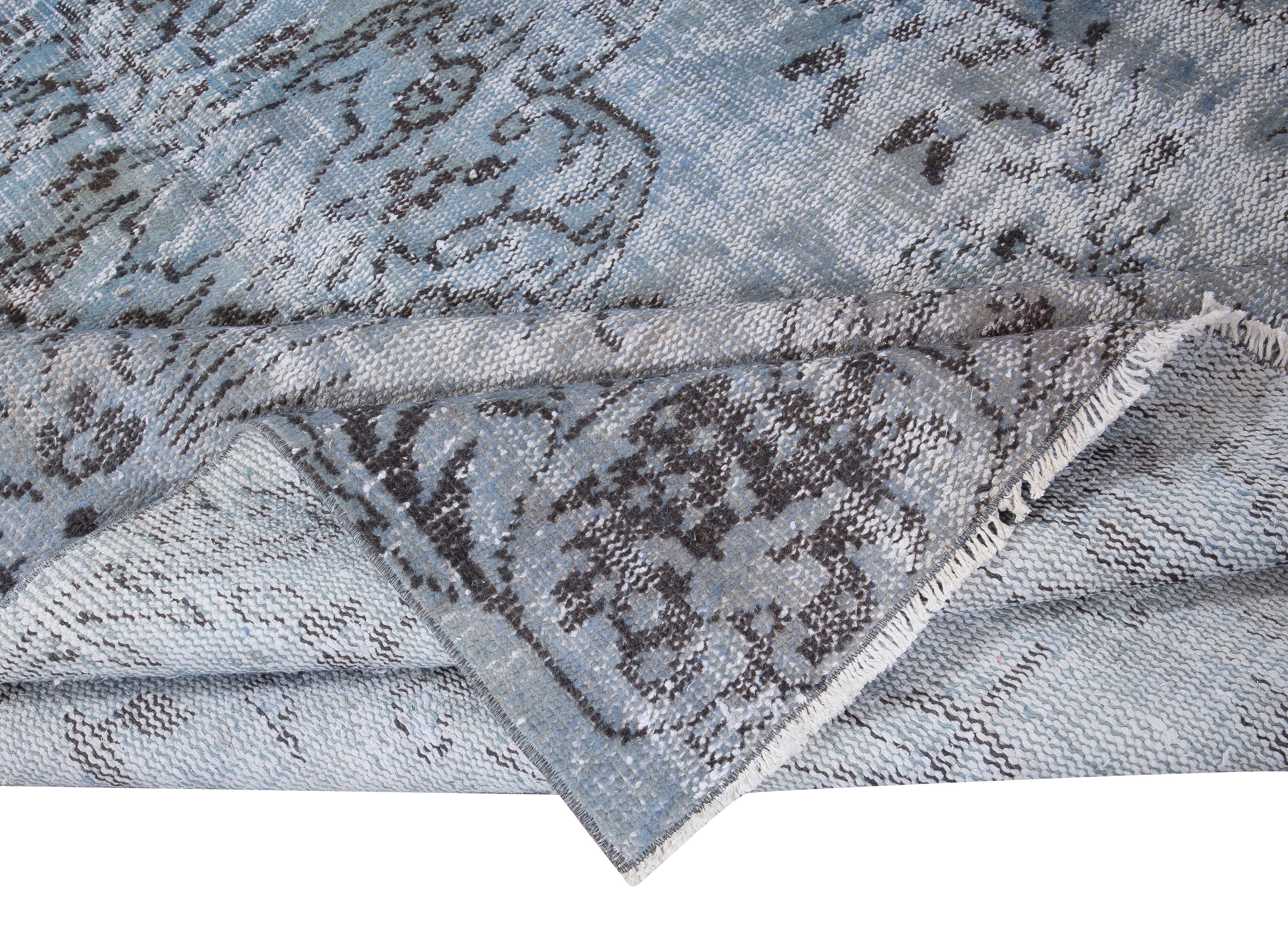 Moderno Tappeto vintage in lana turca fatto a mano con tintura in azzurro 5.7x8.4 Ft in vendita
