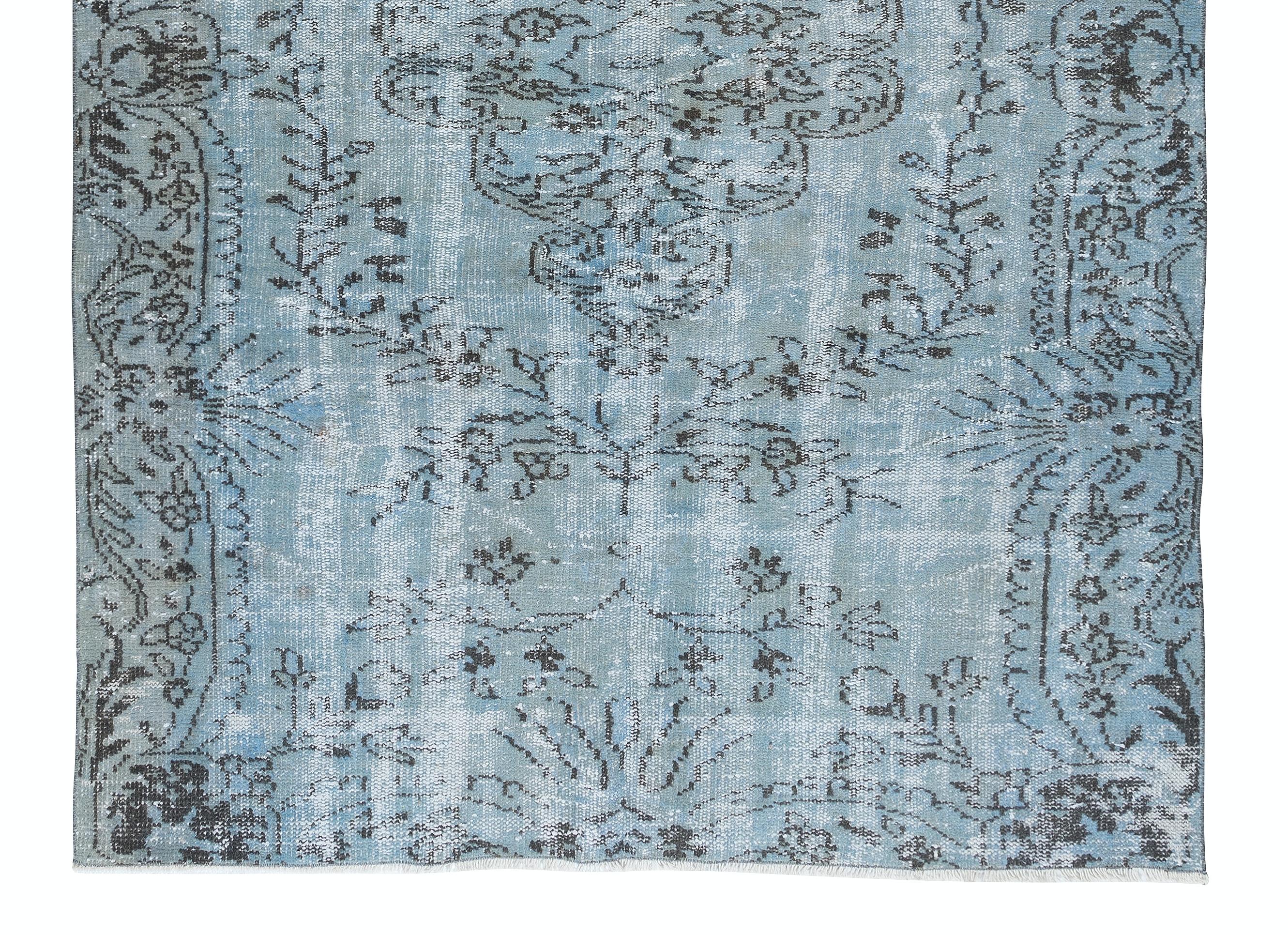 Turco Tappeto vintage in lana turca fatto a mano con tintura in azzurro 5.7x8.4 Ft in vendita