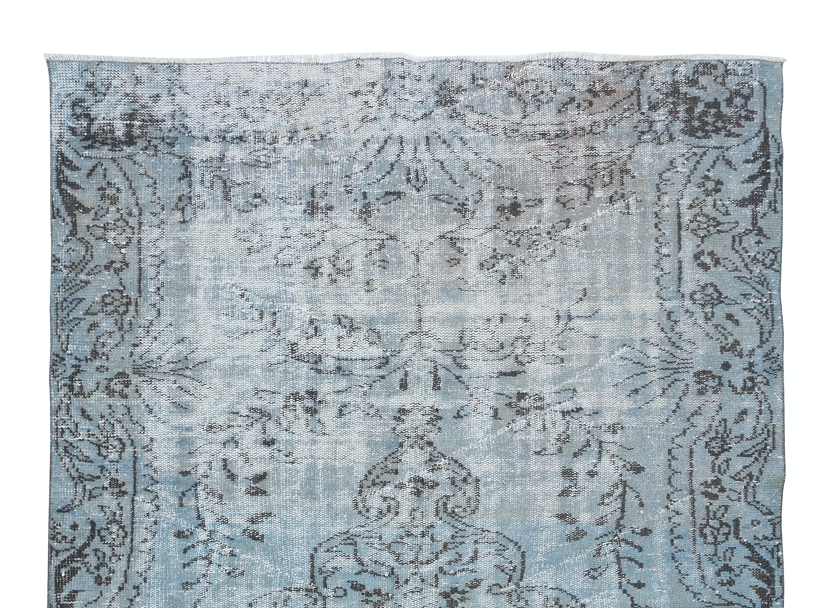 Tessuto a mano Tappeto vintage in lana turca fatto a mano con tintura in azzurro 5.7x8.4 Ft in vendita