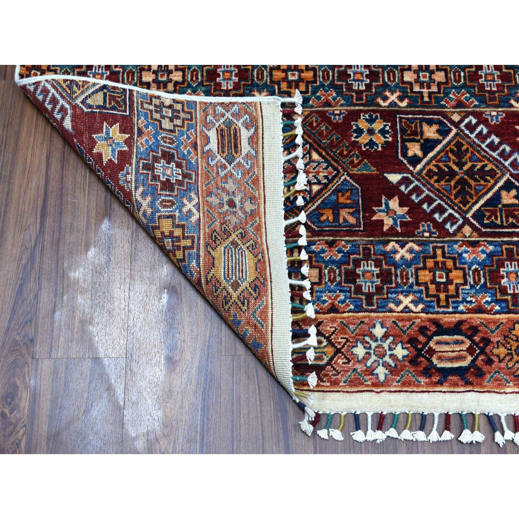 Dies ist eine wirklich echte one-of-a-kind Khorjin Design Elfenbein Super Kazak Geometrische Hand geknüpft reine Wolle Orientteppich. Es wurde monatelang von erfahrenen Handwerkern in der jahrhundertealten persischen Webtechnik gewebt.
Primäre