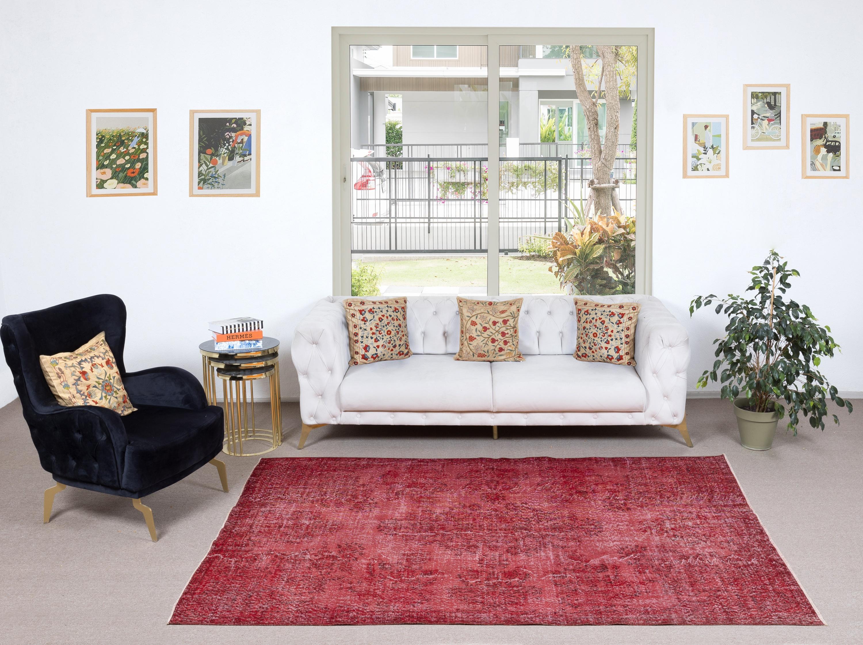 Unsere gefärbten Teppiche sind allesamt handgeknüpfte türkische Vintage-Teppiche, die in unserer Werkstatt sorgfältig restauriert und neu gestaltet wurden, damit sie zu einer breiten Palette von Einrichtungsstilen passen - von modern und