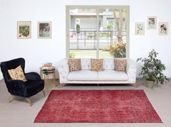 Tappeto vintage sovratinto rosso 5.7x8.8 Ft per interni moderni. Annodato a mano in Turchia