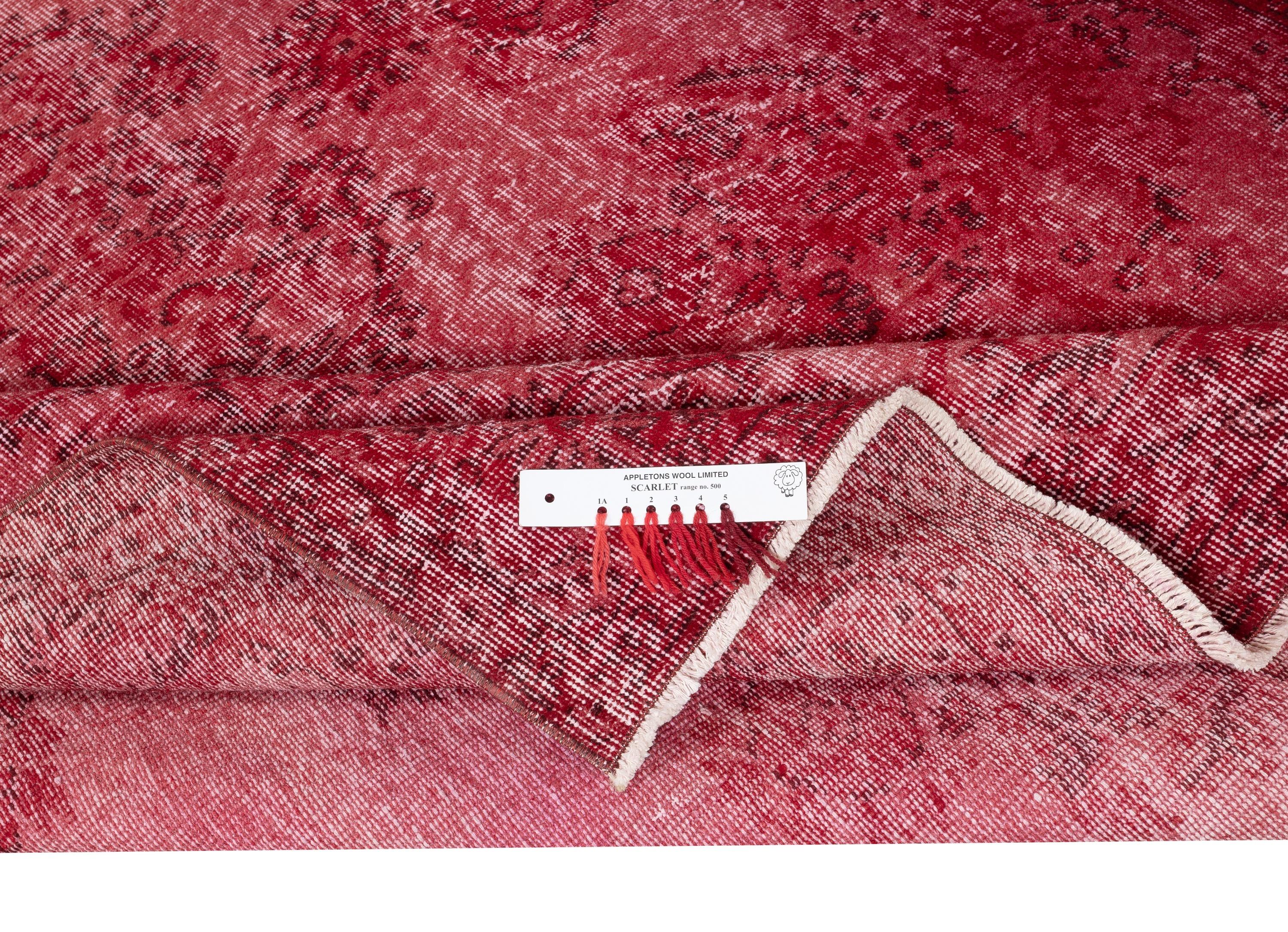 5.7x8.8 Ft Red Overdyed Vintage Teppich für moderne Innenräume. Handgeknüpft in der Türkei (Moderne) im Angebot