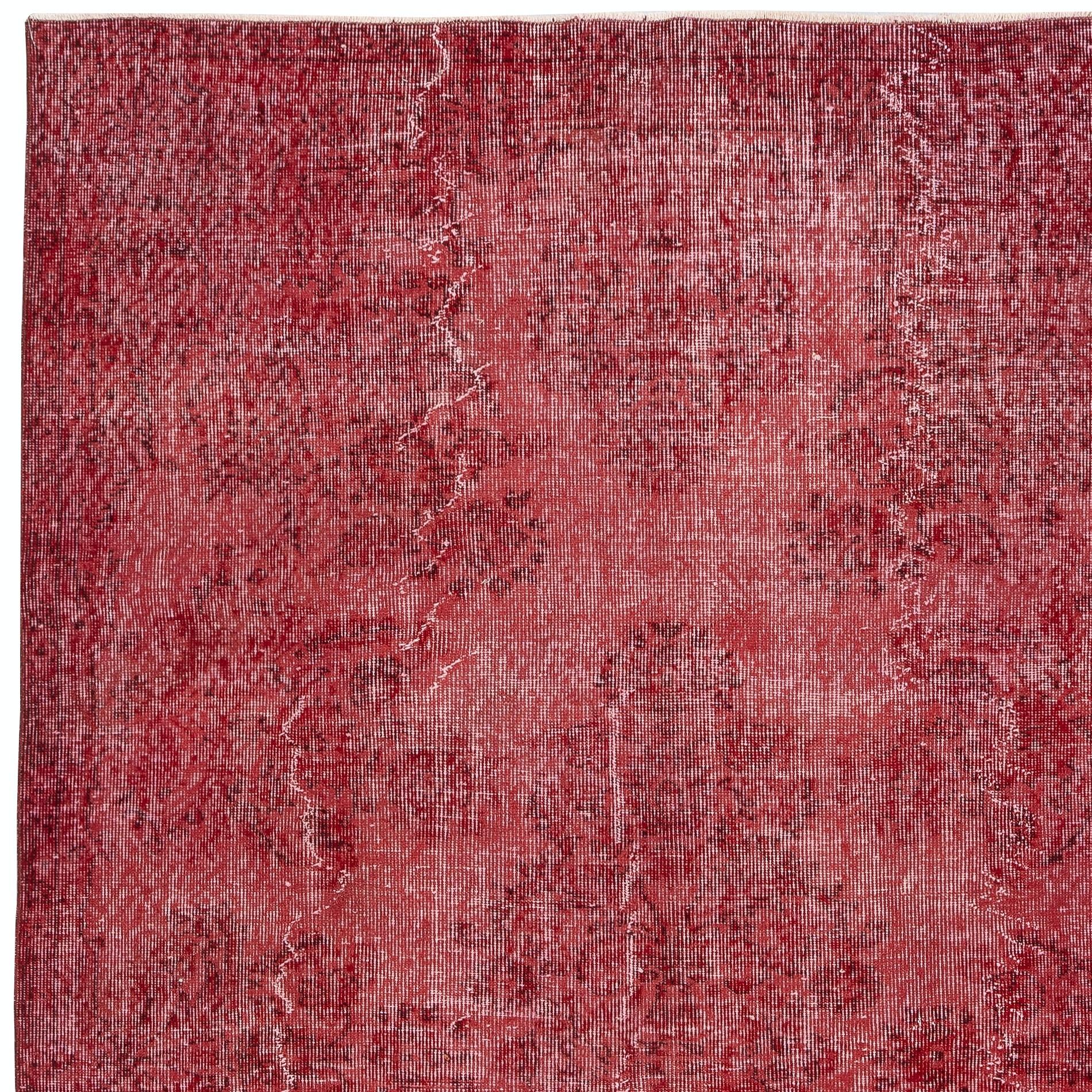 5.7x8.8 Ft Red Overdyed Vintage Teppich für moderne Innenräume. Handgeknüpft in der Türkei im Zustand „Gut“ im Angebot in Spring Valley, NY