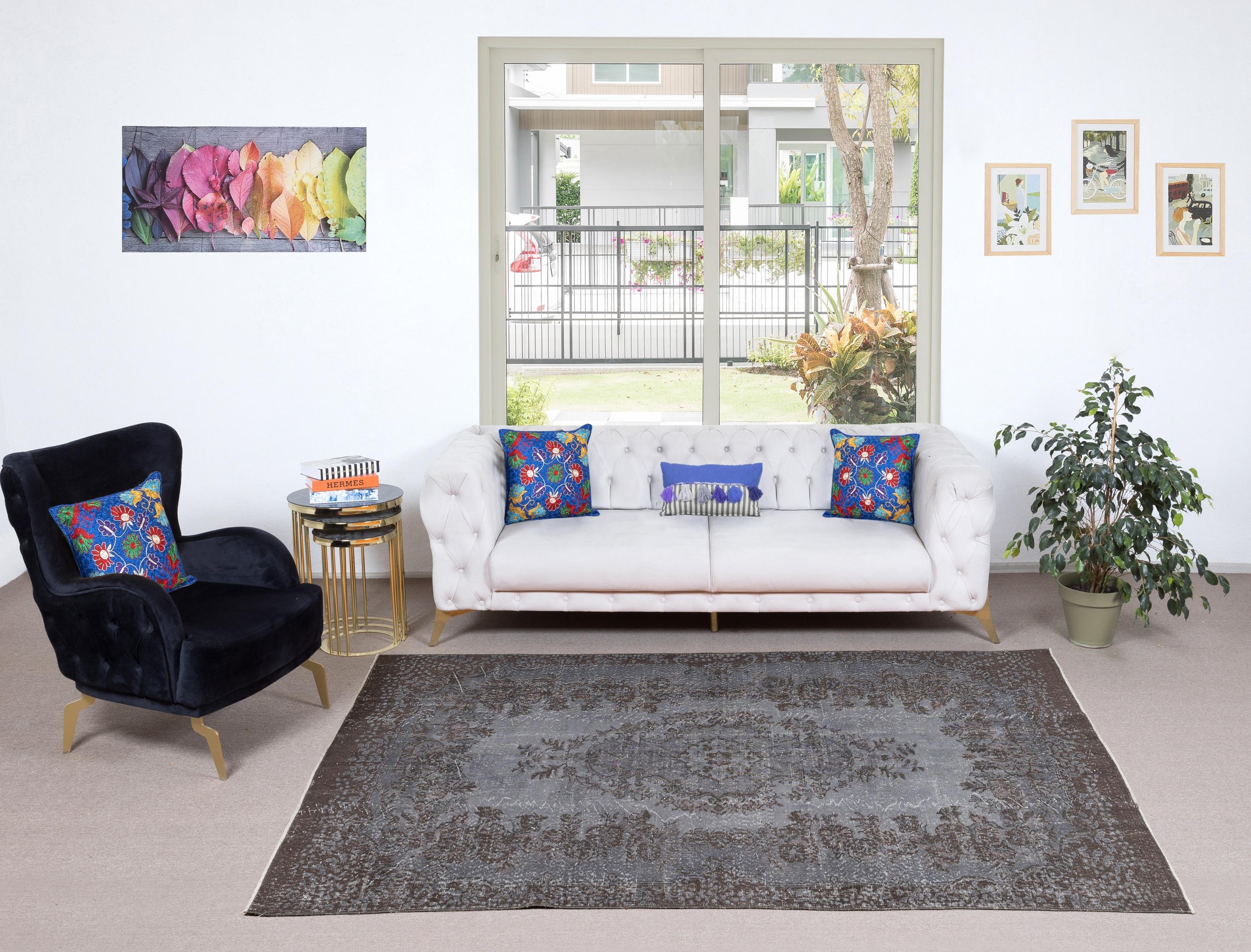 I nostri tappeti sovratinti sono tutti tappeti turchi vintage annodati a mano, accuratamente restaurati e reimmaginati nel nostro laboratorio per adattarsi a un'ampia gamma di stili di arredamento, da quello moderno e minimalista a quello costiero,