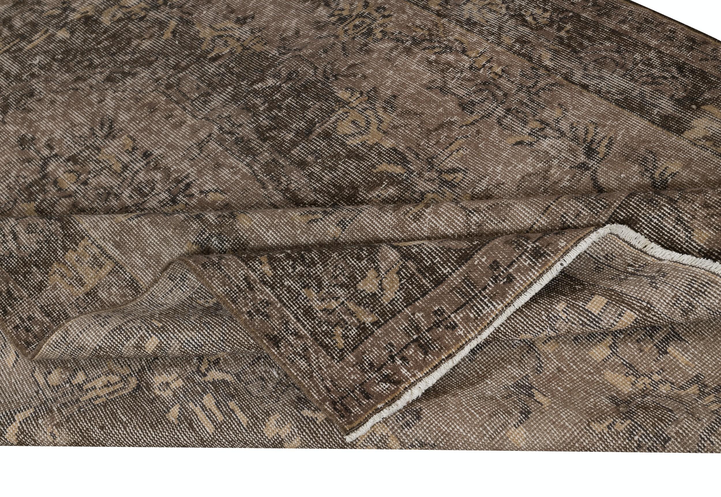 Moderno Tappeto da pavimento 5.7x9 Ft realizzato a mano in Turchia. Tappeto per l'area tinto in marrone in vendita