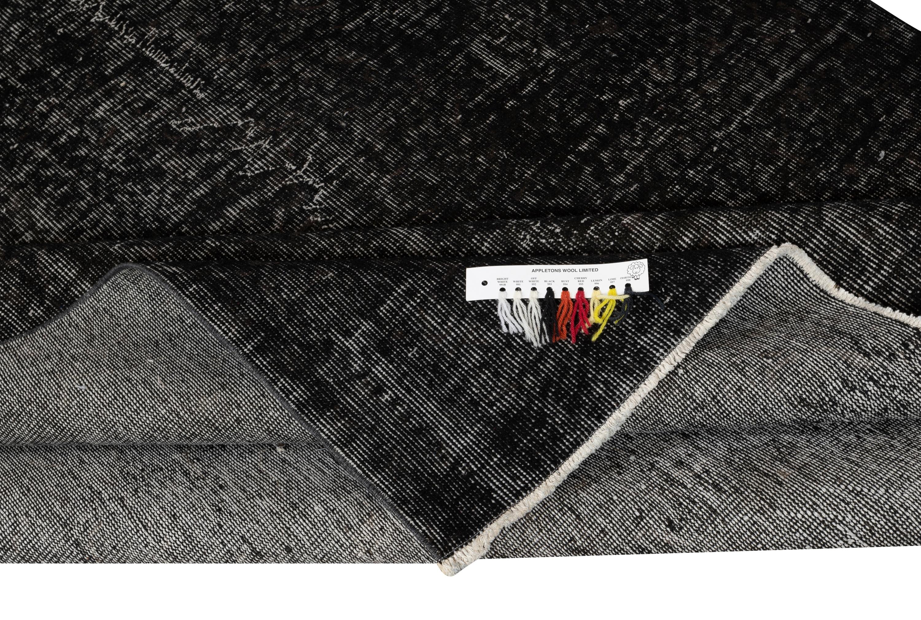 Moderno Tappeto turco 5.7x9 Ft fatto a mano. Tappeto nero sovratinto vintage per una casa moderna in vendita