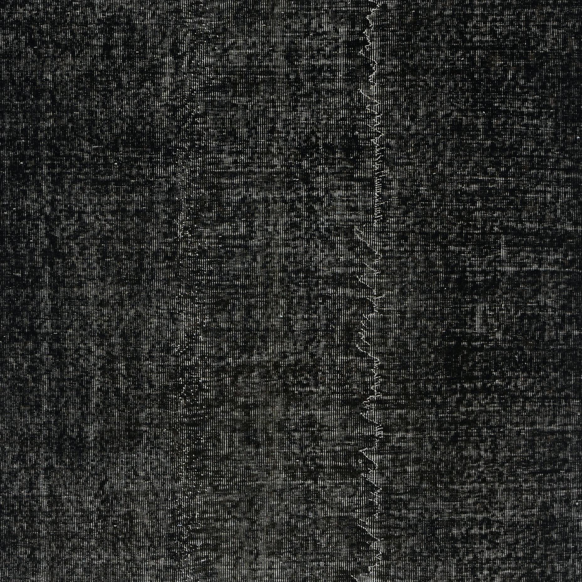 Turco Tappeto turco 5.7x9 Ft fatto a mano. Tappeto nero sovratinto vintage per una casa moderna in vendita