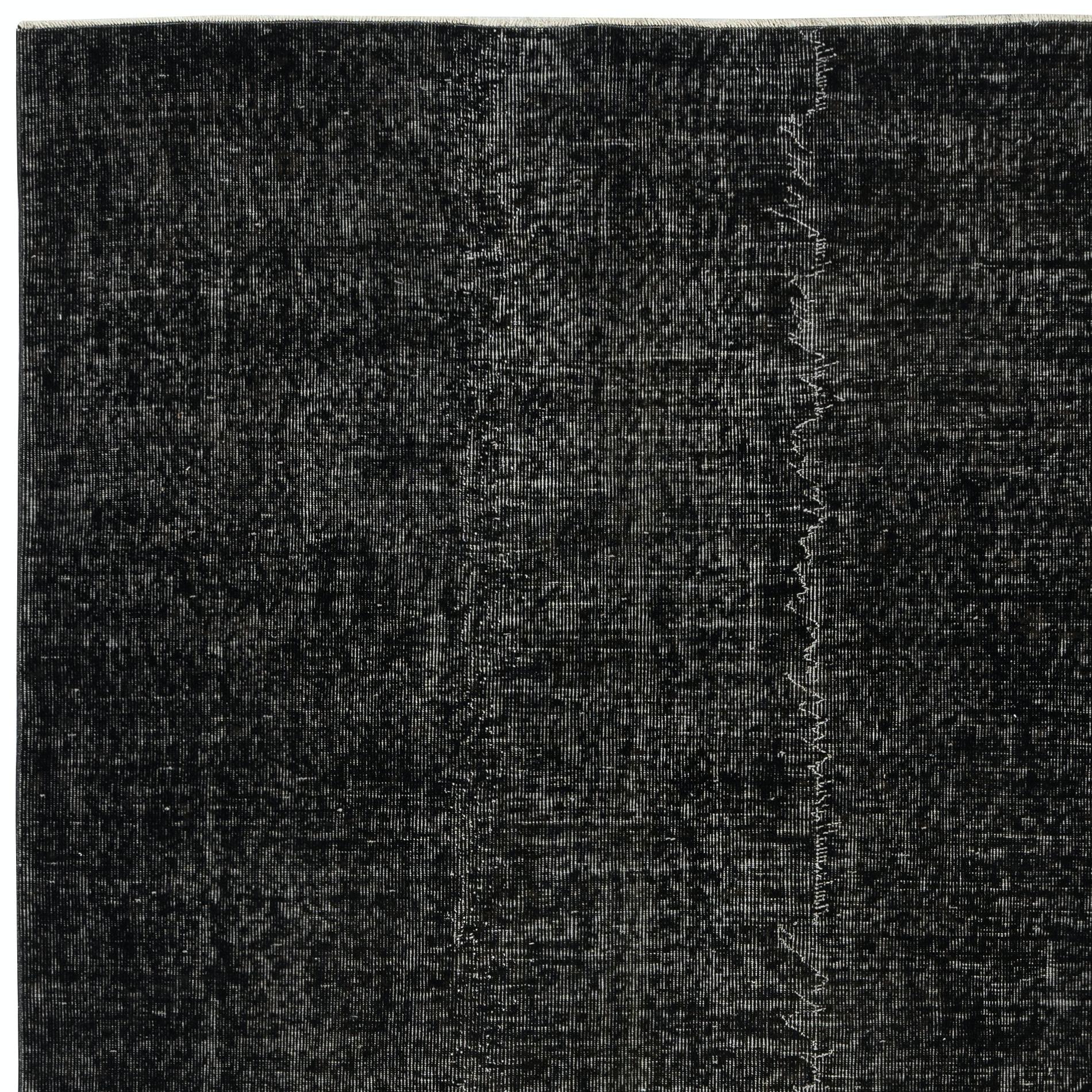 Annodato a mano Tappeto turco 5.7x9 Ft fatto a mano. Tappeto nero sovratinto vintage per una casa moderna in vendita