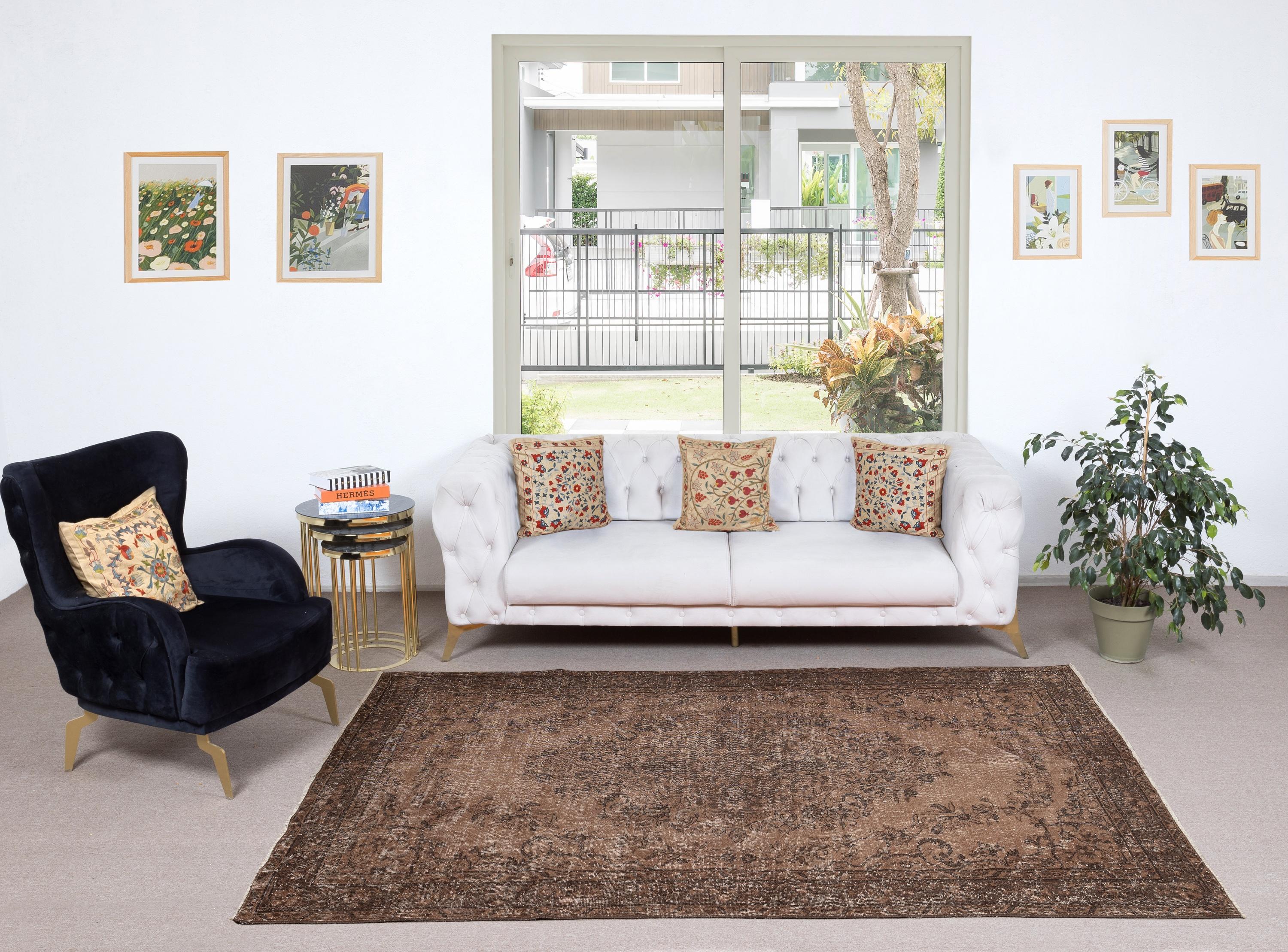 Unsere gefärbten Teppiche sind allesamt handgeknüpfte türkische Vintage-Teppiche, die in unserer Werkstatt sorgfältig restauriert und neu gestaltet wurden, damit sie zu einer breiten Palette von Einrichtungsstilen passen - von modern und