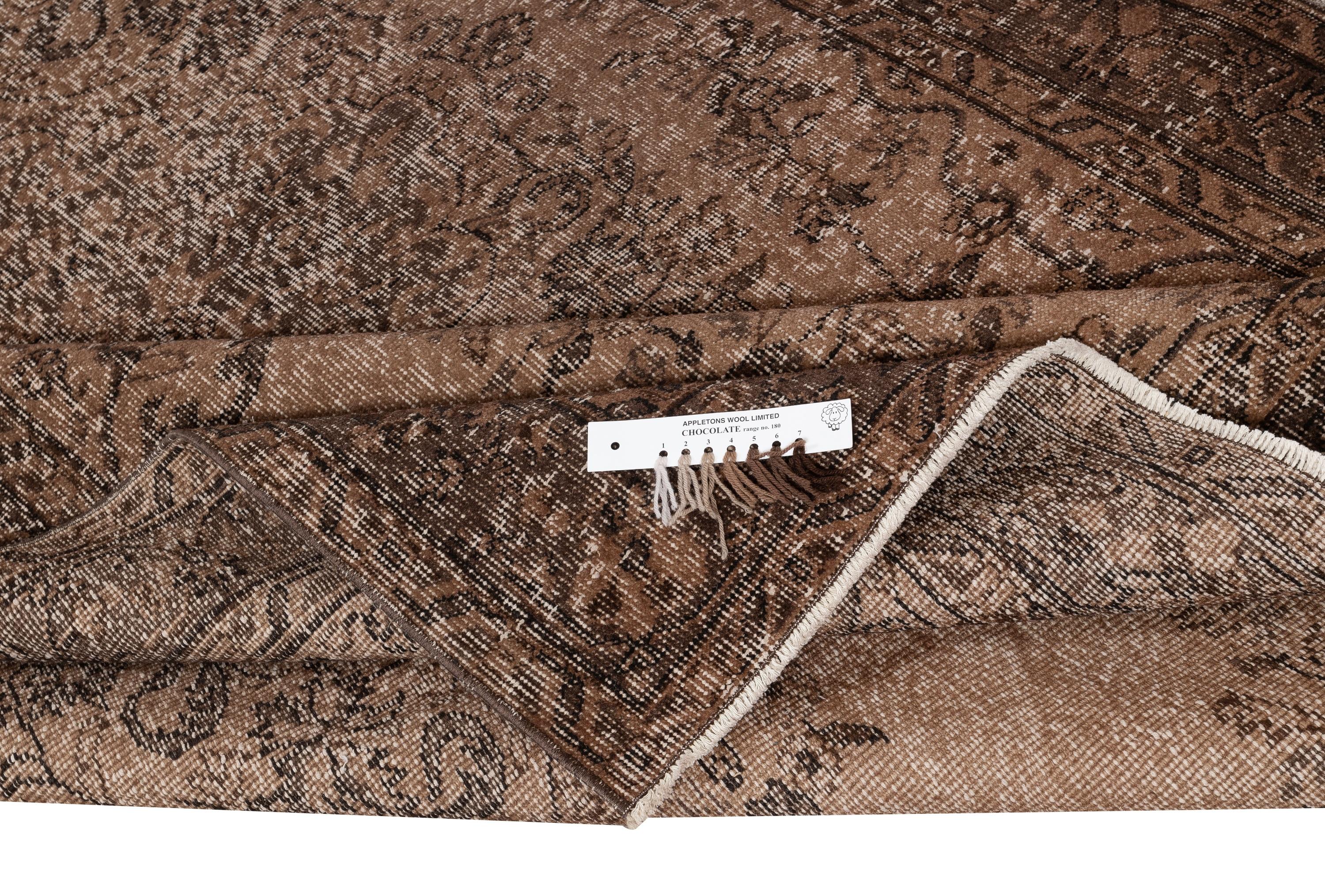 5.7x9 Ft Handgefertigter Türkischer Teppich. Brauner überfärbter Vintage-Teppich für modernes Zuhause (Moderne) im Angebot