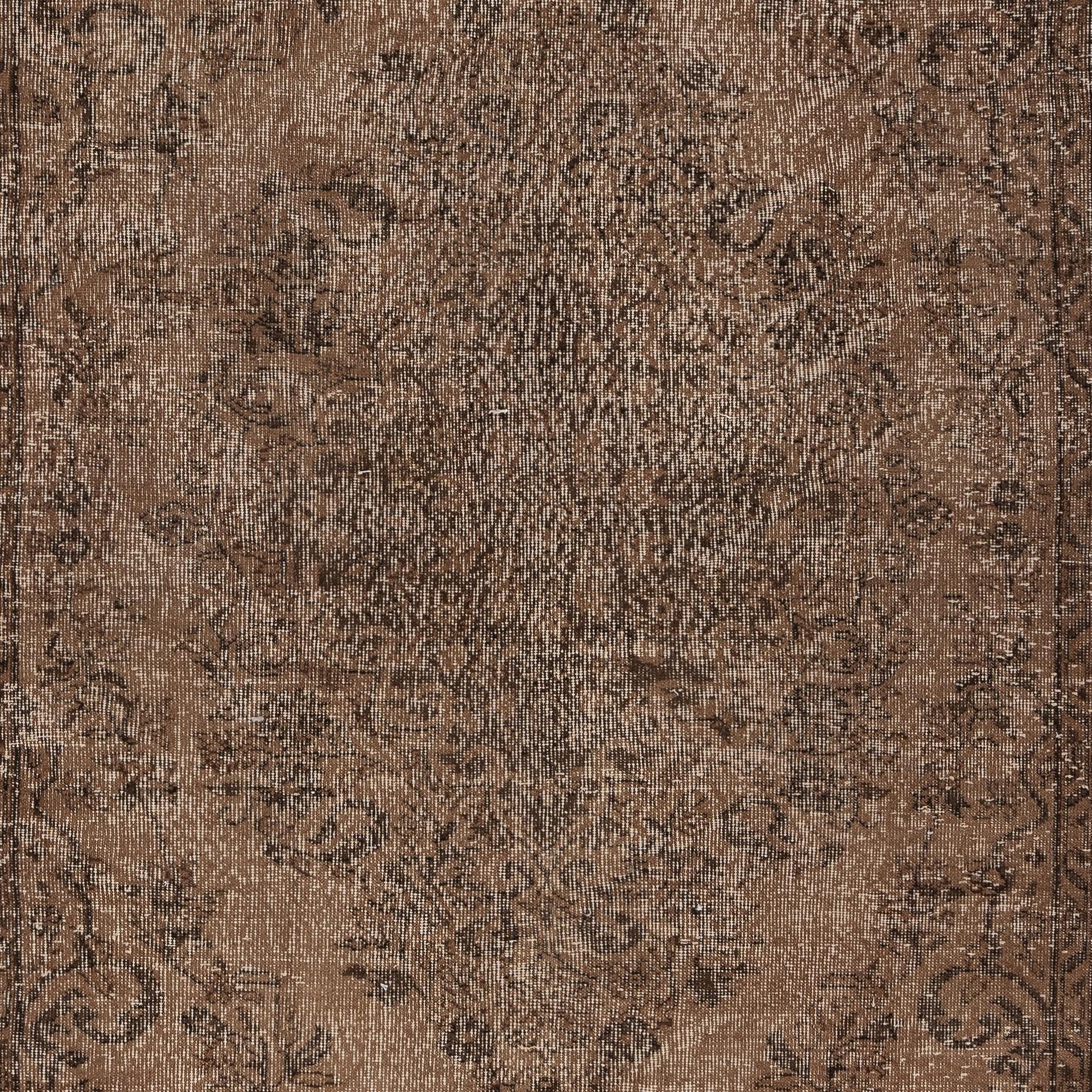 5.7x9 Ft Handgefertigter Türkischer Teppich. Brauner überfärbter Vintage-Teppich für modernes Zuhause (Handgeknüpft) im Angebot