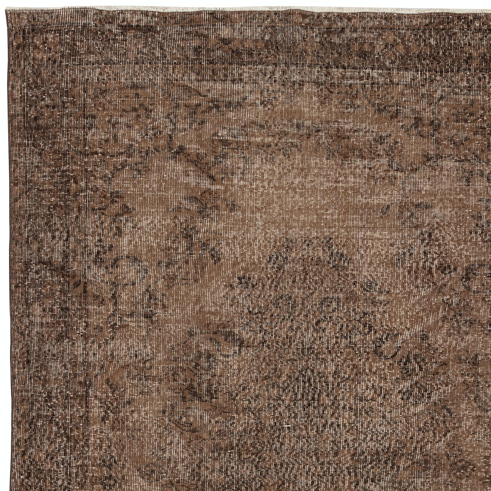 5.7x9 Ft Handgefertigter Türkischer Teppich. Brauner überfärbter Vintage-Teppich für modernes Zuhause im Zustand „Gut“ im Angebot in Spring Valley, NY