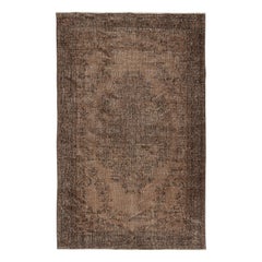 5.7x9 Ft Handgefertigter Türkischer Teppich. Brauner überfärbter Vintage-Teppich für modernes Zuhause
