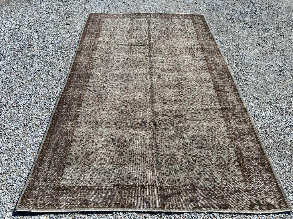 Fin du 20e siècle Tapis turc vintage fait à la main en gris et marron, superbe pour 4 intérieurs modernes en vente