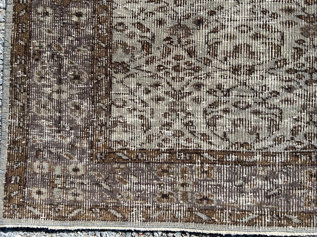 Handgefertigter türkischer Vintage-Teppich in Grau & Braun, 4 moderne Inneneinrichtungen (Wolle) im Angebot