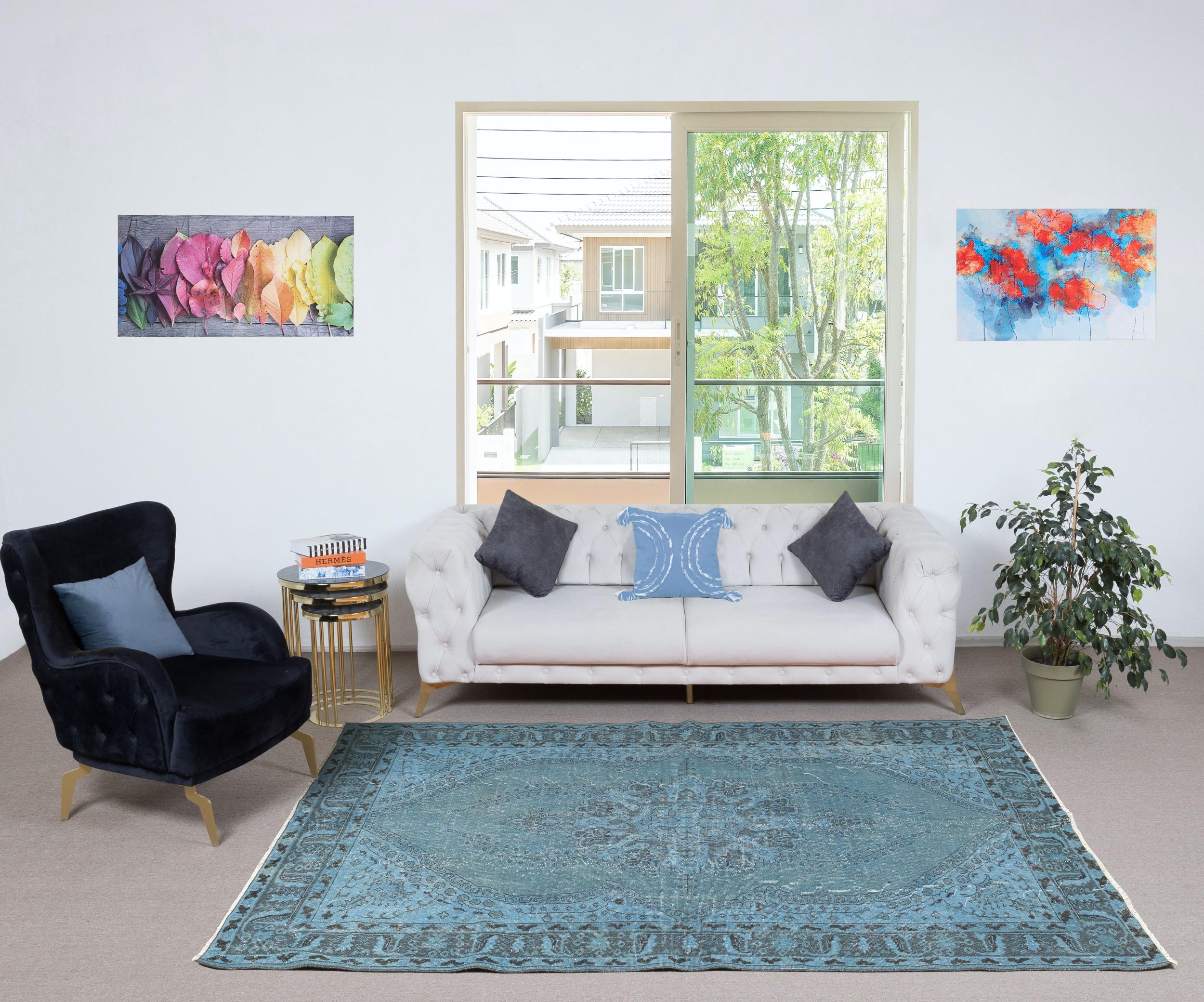 Nos tapis surteints sont tous des pièces vintage nouées à la main qui sont recréées dans notre atelier pour répondre à un plus large éventail de choix de décoration intérieure, du moderne au côtier, de l'industriel au rustique/cottage. Ces tapis