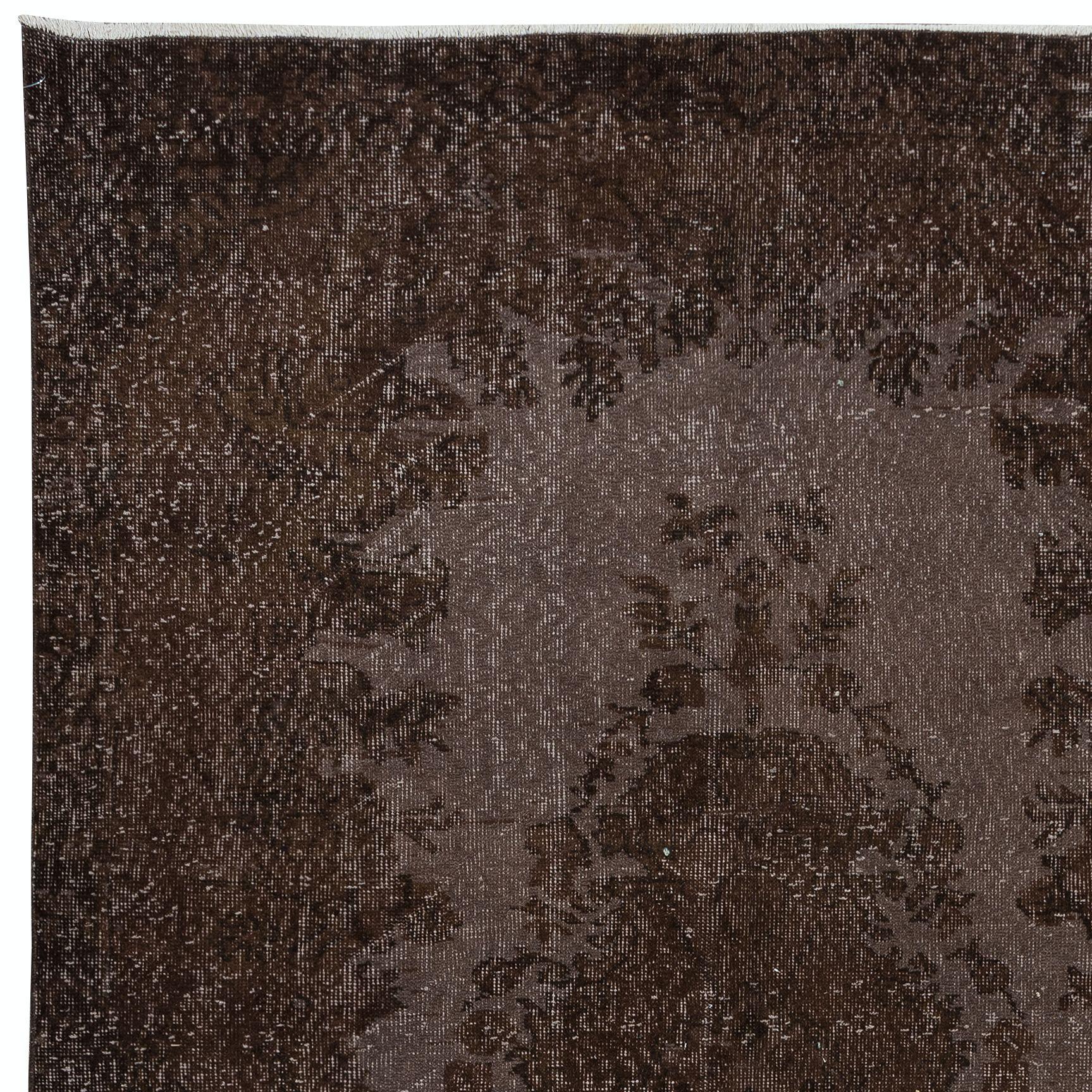 5.7x9 Ft Moderner handgefertigter türkischer Wollteppich in Brown mit Medaillon-Design (Türkisch) im Angebot